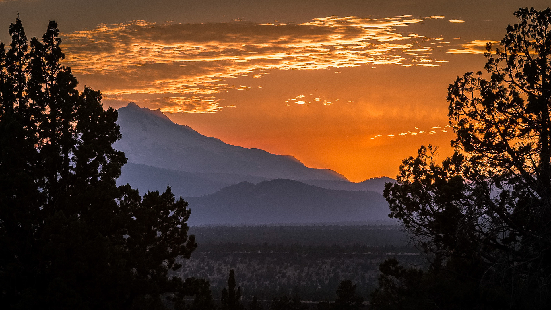 Smoke from wildfires burning around Mt Jefferson in central Oregon makes for som dramatic sunsets.