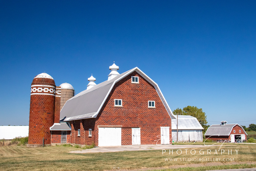 (37) Brick barn on hwy 2 donnellson 1