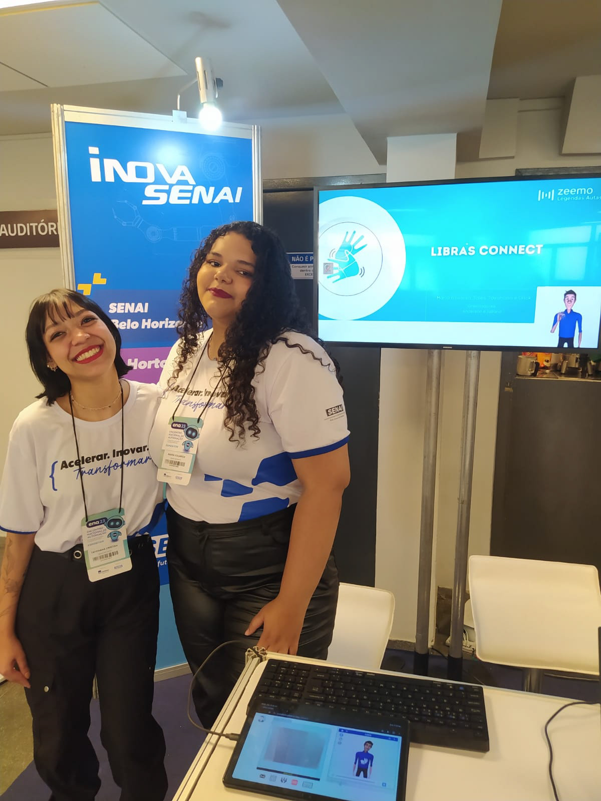 Tayohana e Maria Eduarda na bancada do INOVA SENAI