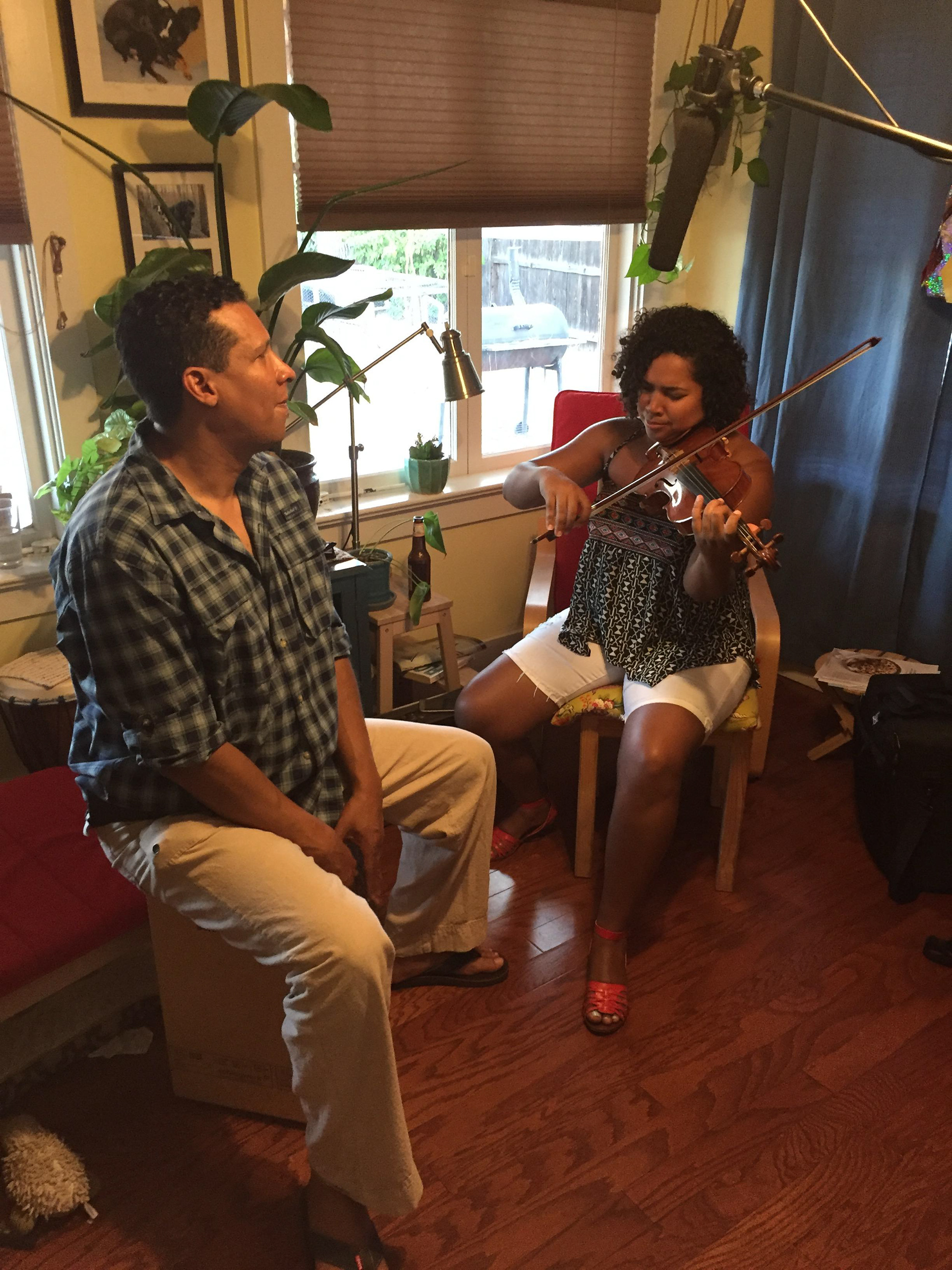 Recording music for the film with Venezuelan friends, who double as talented musicians. Marian Hanneken on the violin and Jaider Blakadjda on the Peruvian cajon.