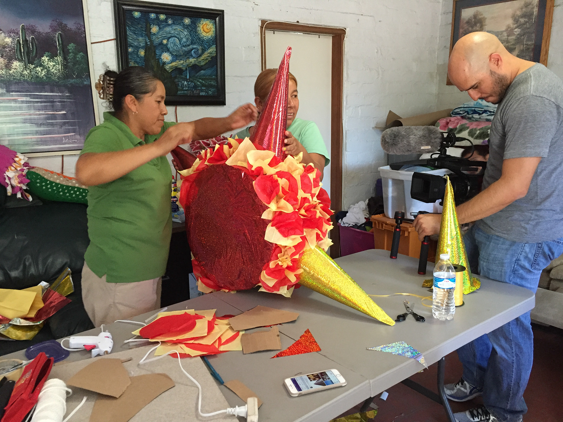 Pera’s family welcomed Juan into their home to capture their entrepreneurial spirit, making piñatas to help support the family. After the shoot they shared delicious home-cooked Mexican food, and Juan felt as if he were back in Venezuela with friends.