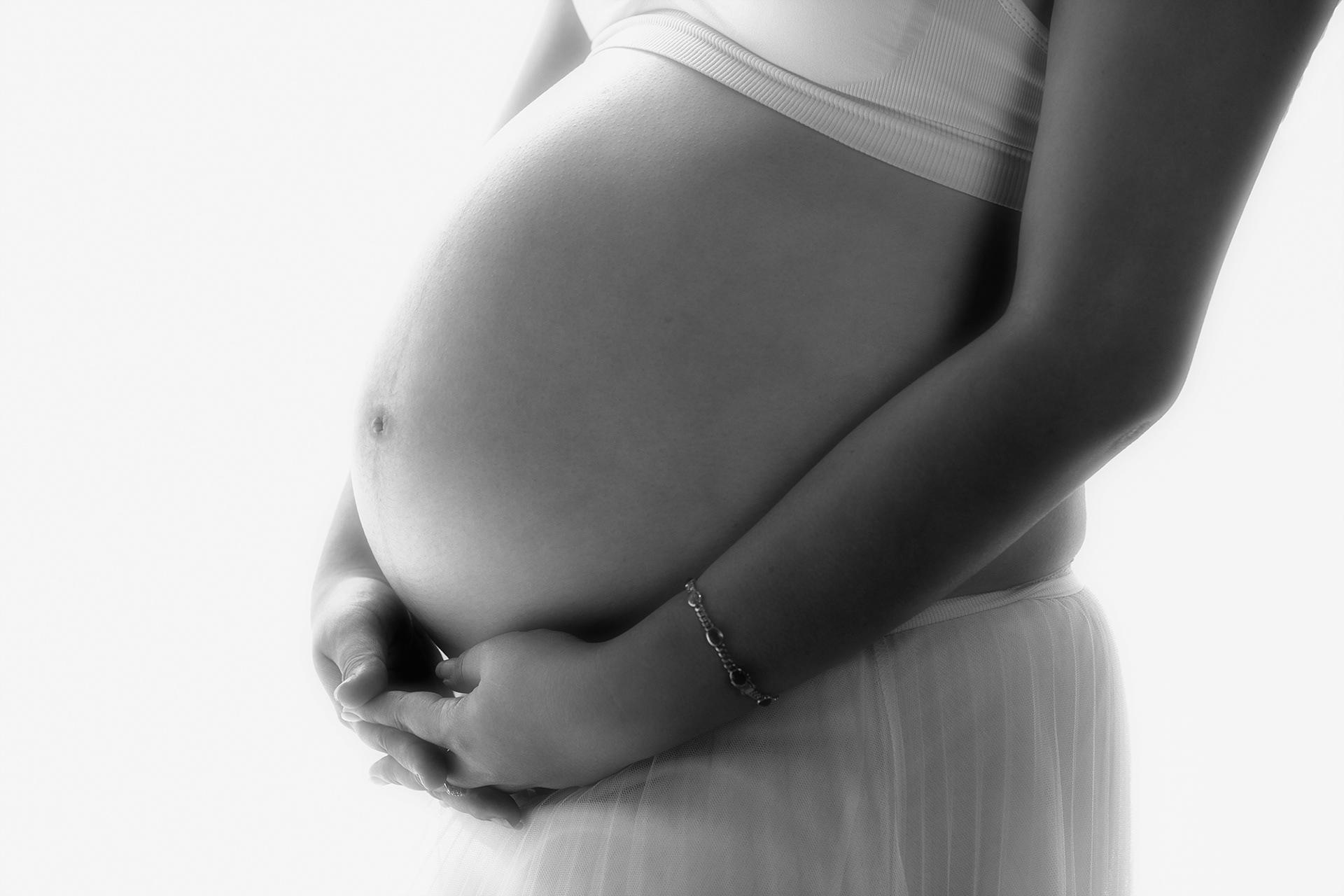 Photographer Newborn and Maternity Pregnancy in Bangkok ,Capture the feeling Photo shoot Natural light Location Bangkok,Thailand. Photographer by Mansri Monkaew