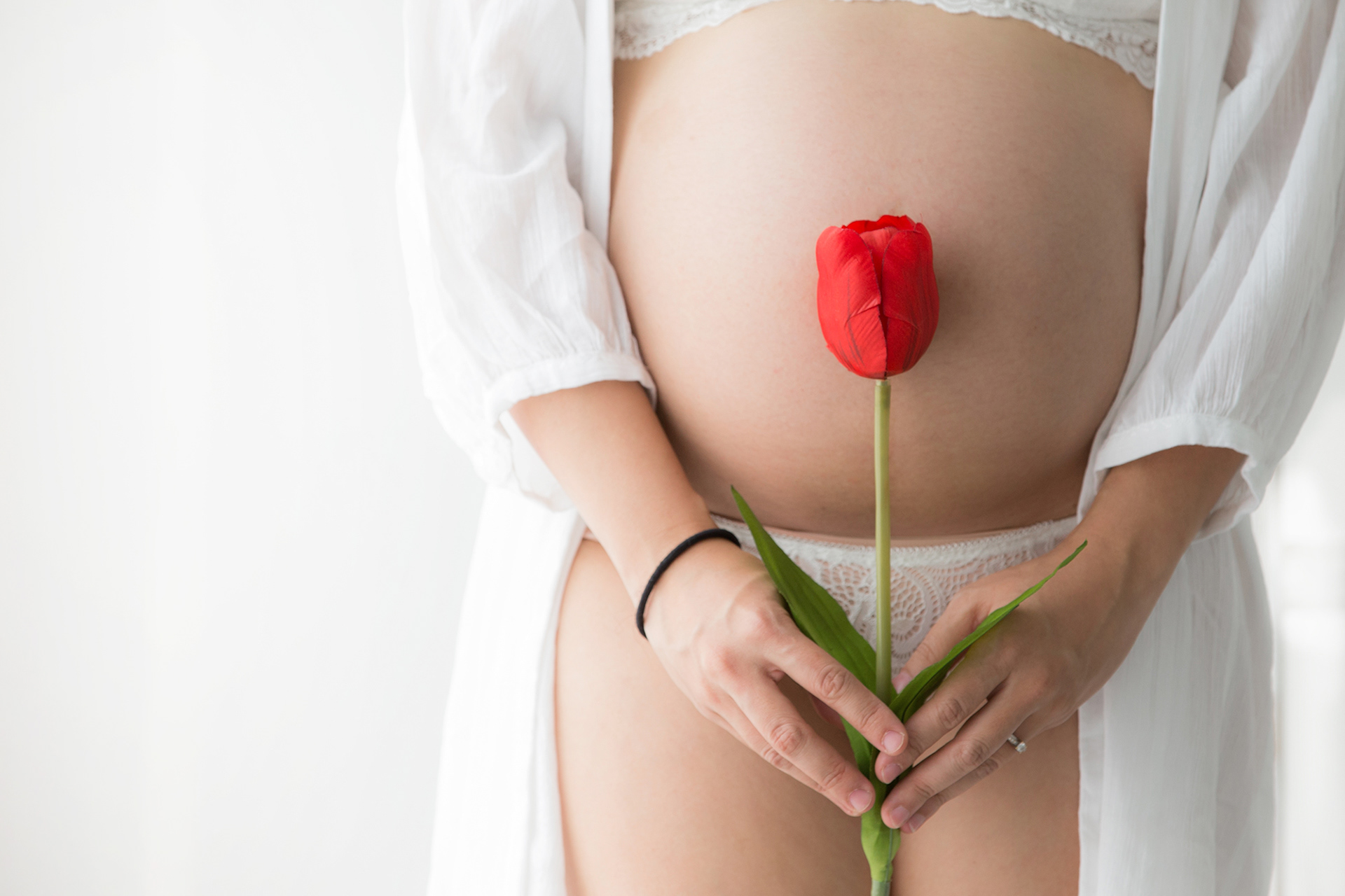Photographer Newborn and Maternity Pregnancy in Bangkok ,Capture the feeling Photo shoot Natural light Location Bangkok,Thailand. Photographer by Mansri Monkaew