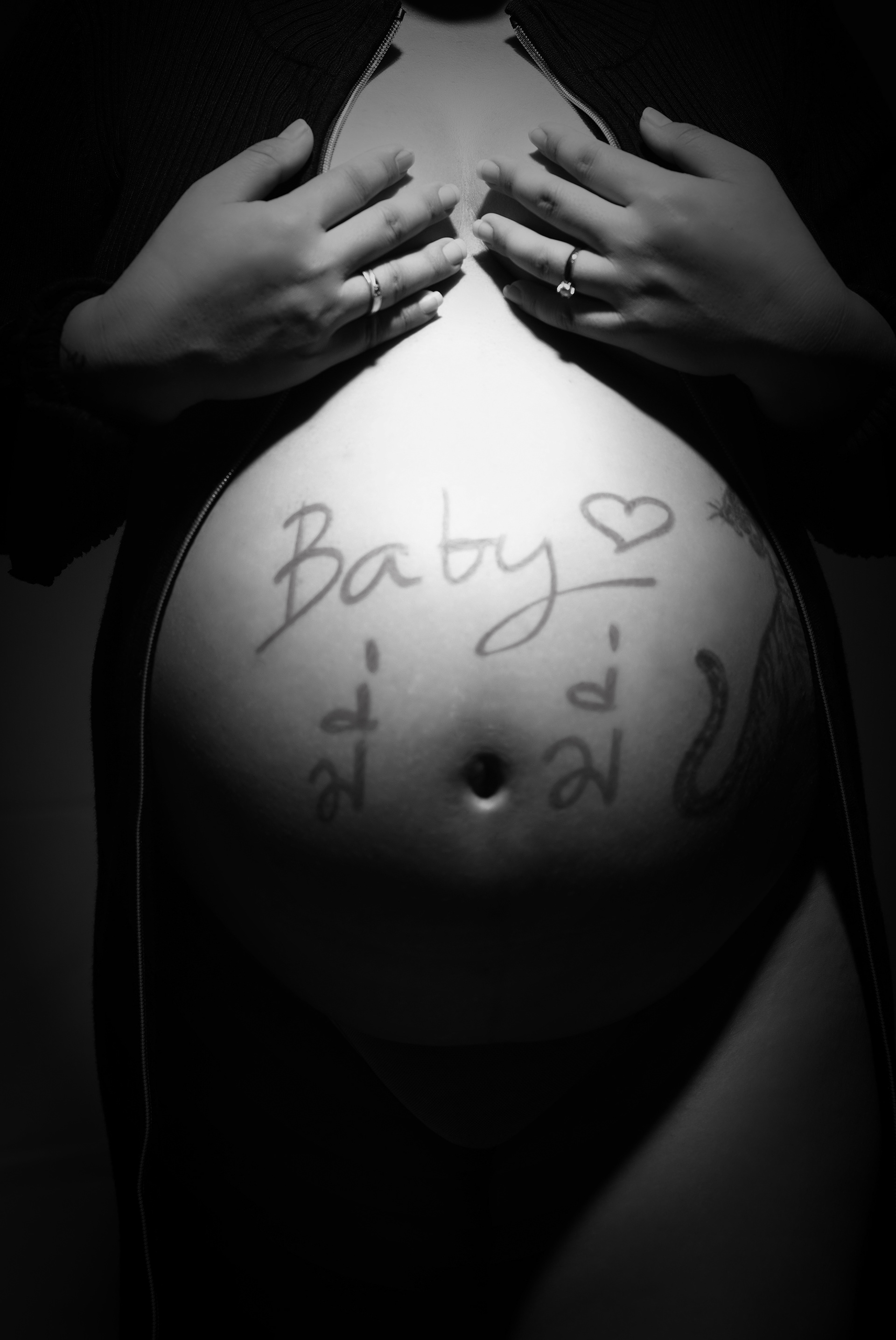 Photographer Newborn and Maternity Pregnancy in Bangkok ,Capture the feeling Photo shoot Natural light Location Bangkok,Thailand. Photographer by Mansri Monkaew