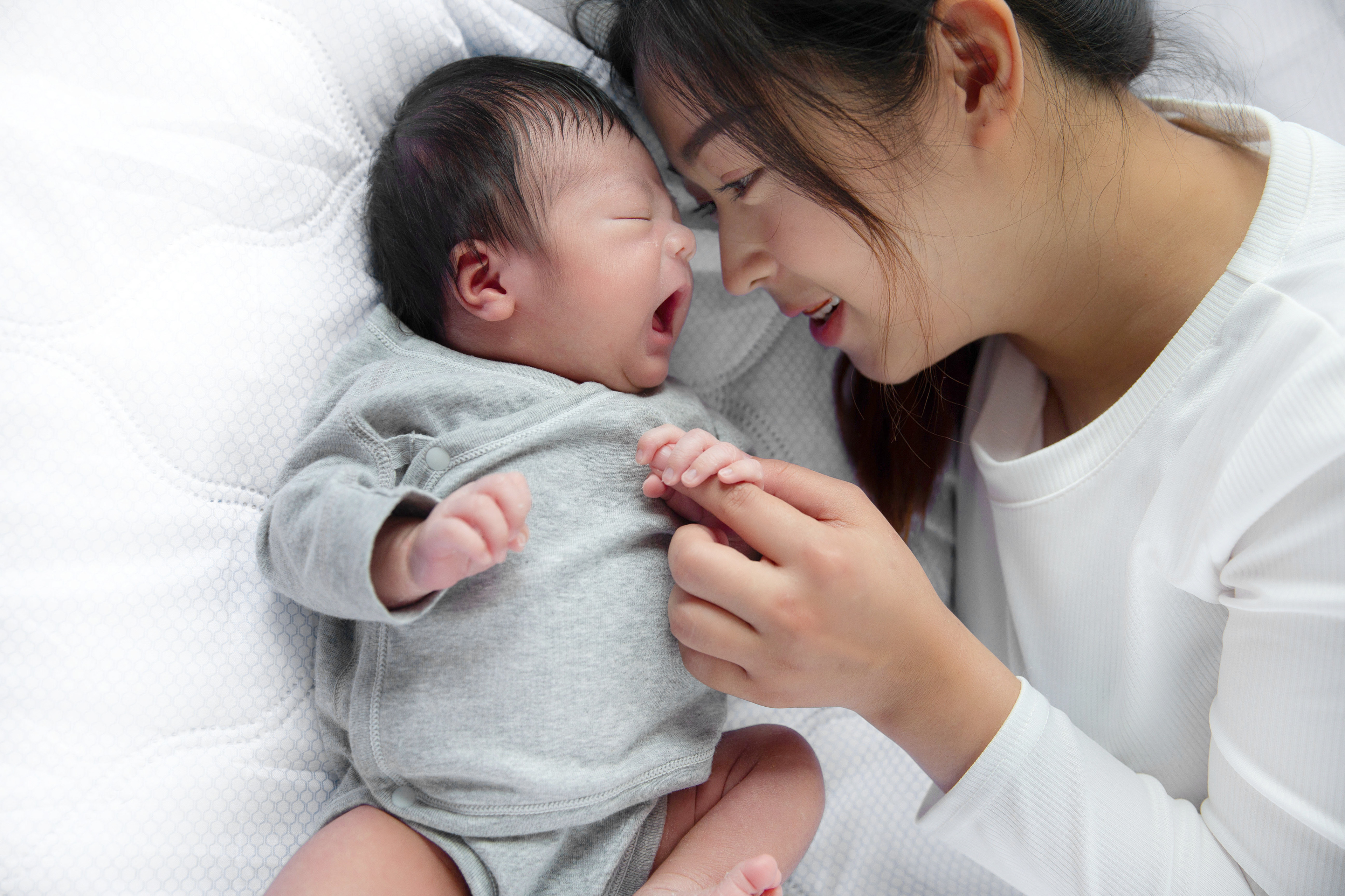 Photographer Newborn and Maternity Pregnancy Family in Bangkok ,Photo shoot Natural light Location Bangkok,Thailand. Photographer by Mansri Monkaew.