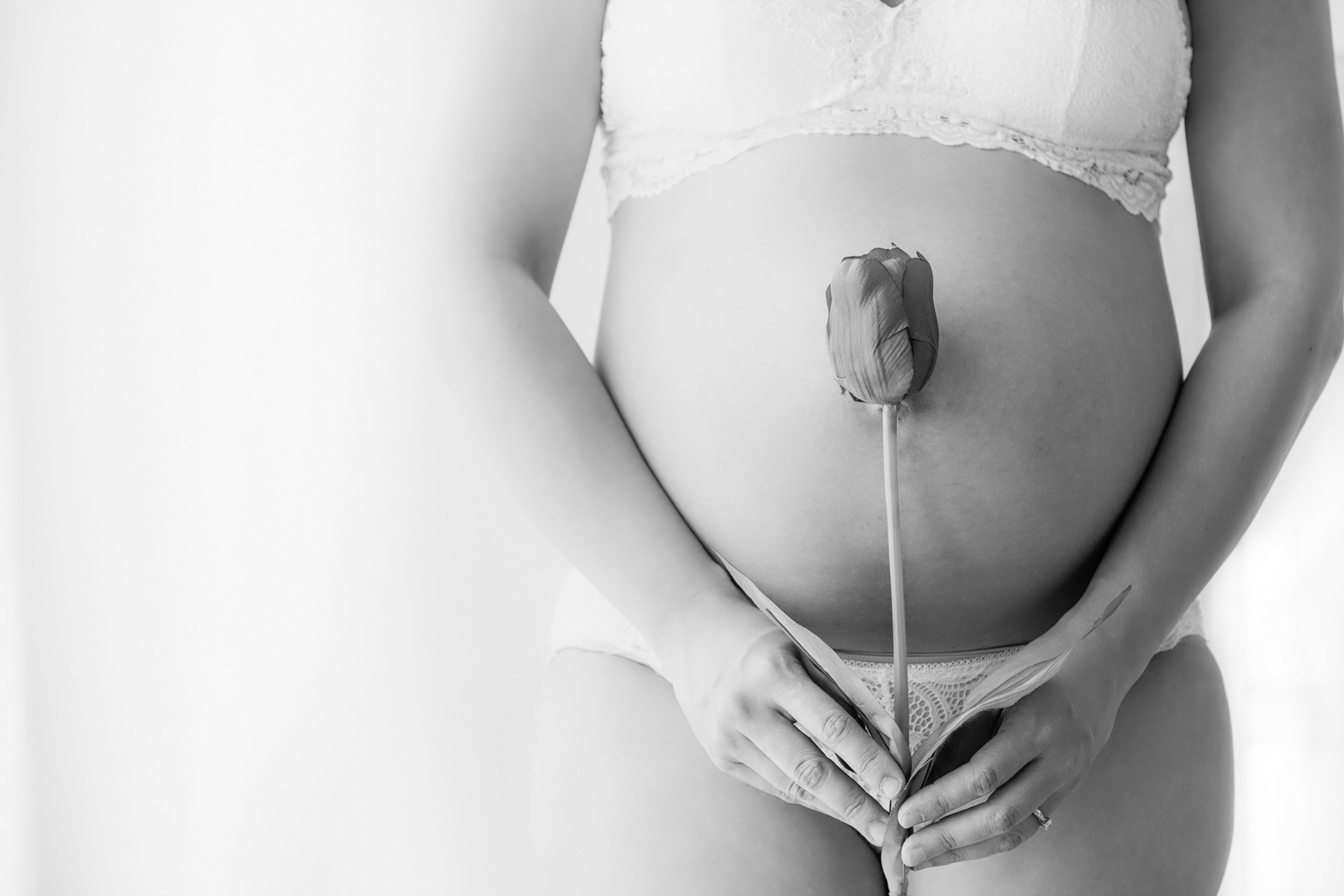 Photographer Newborn and Maternity Pregnancy in Bangkok ,Capture the feeling Photo shoot Natural light Location Bangkok,Thailand. Photographer by Mansri Monkaew