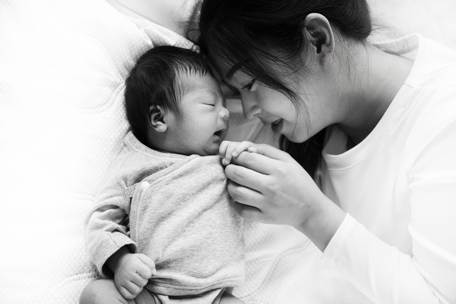 Photographer Newborn and Maternity Pregnancy Family in Bangkok ,Photo shoot Natural light Location Bangkok,Thailand. Photographer by Mansri Monkaew.