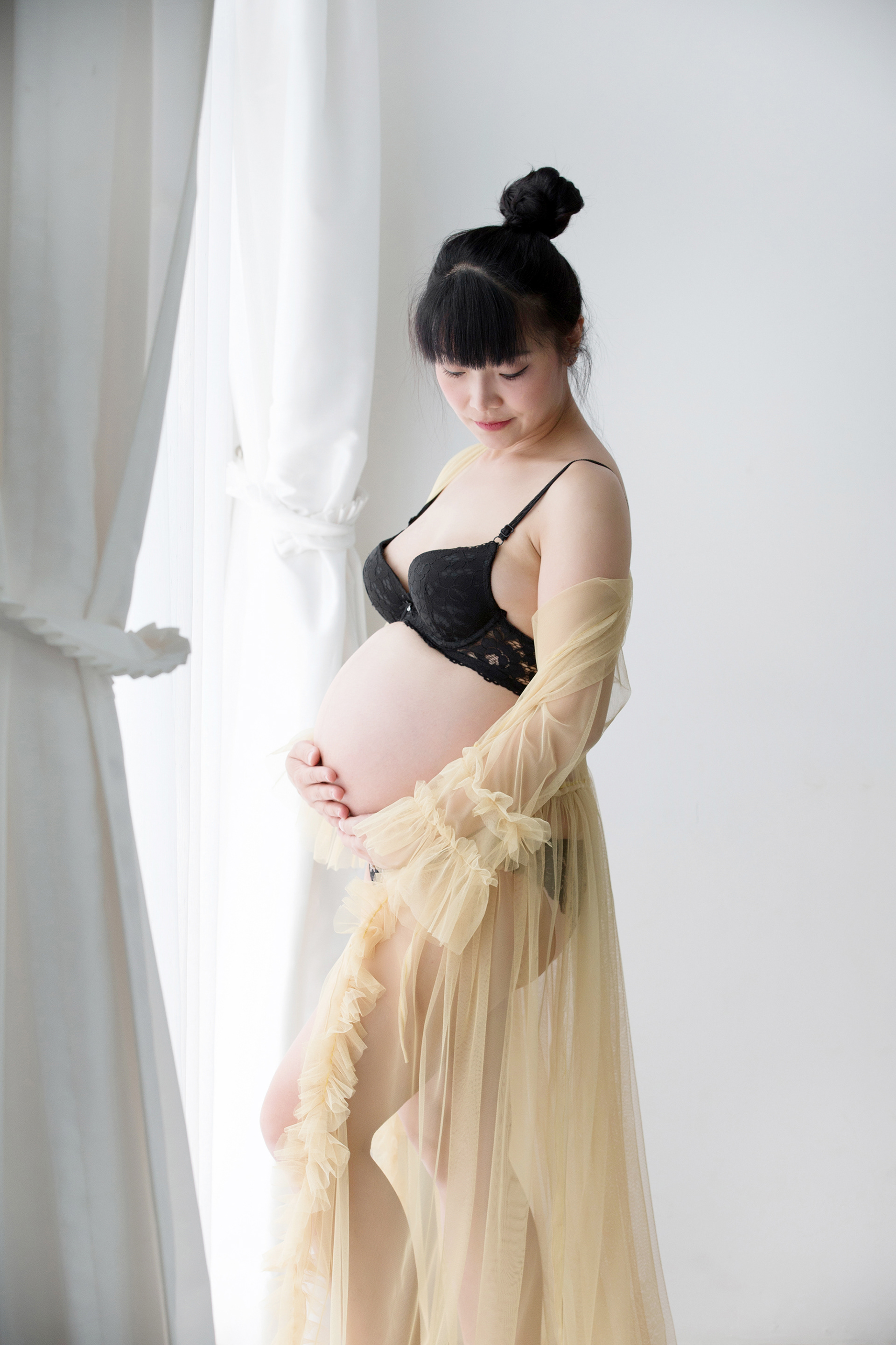 Photographer Newborn and Maternity Pregnancy in Bangkok ,Capture the feeling Photo shoot Natural light Location Bangkok,Thailand. Photographer by Mansri Monkaew