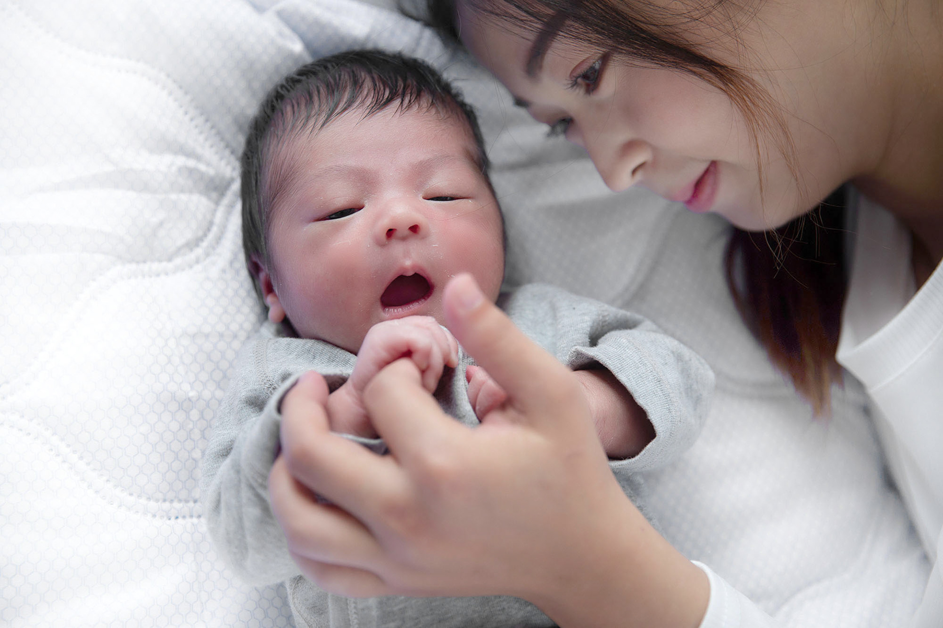 Photographer Newborn and Maternity Pregnancy Family in Bangkok ,Photo shoot Natural light Location Bangkok,Thailand. Photographer by Mansri Monkaew.