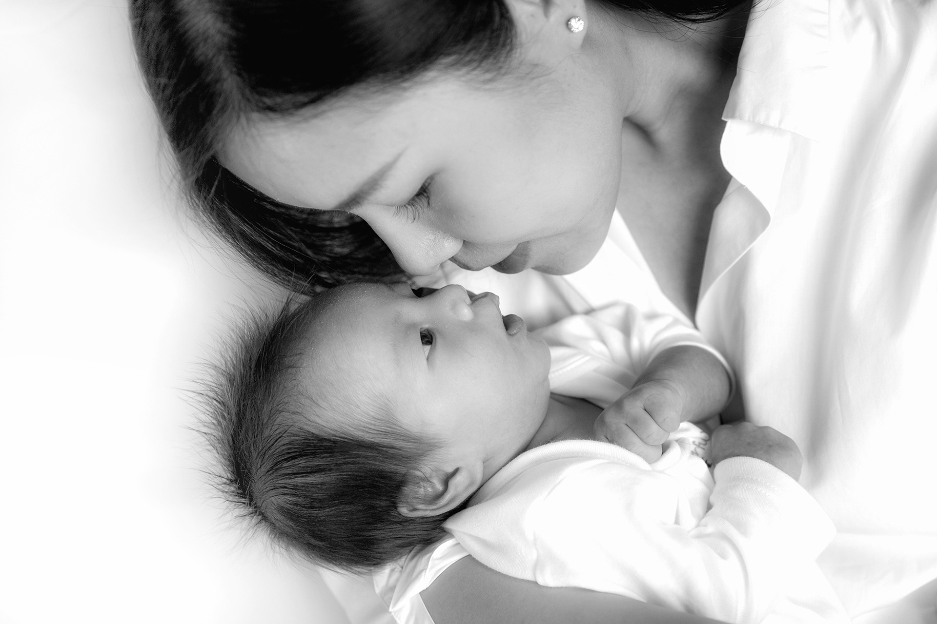 Photographer Newborn and Maternity Pregnancy Family in Bangkok ,Photo shoot Natural light Location Bangkok,Thailand. Photographer by Mansri Monkaew.