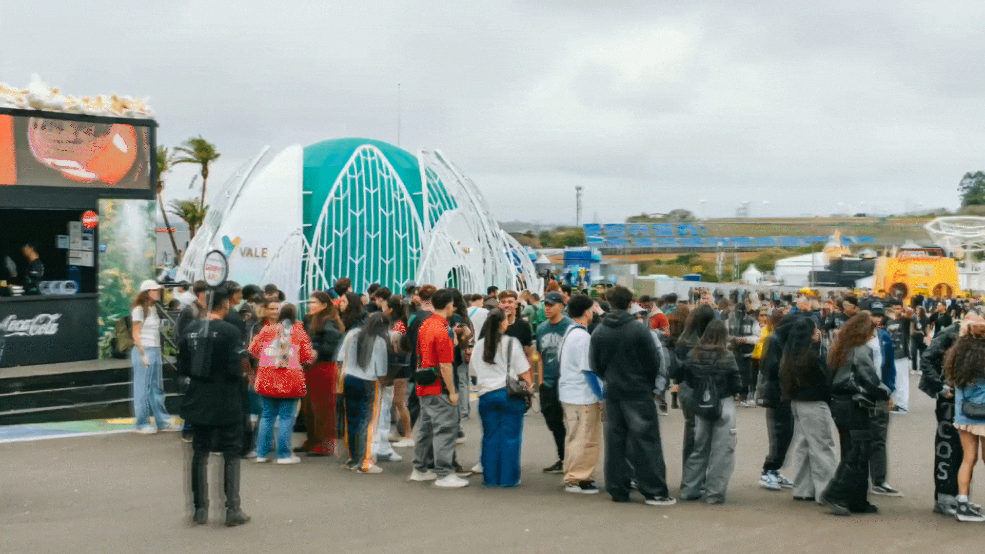 Público interagindo com a presença da Vale no The Town