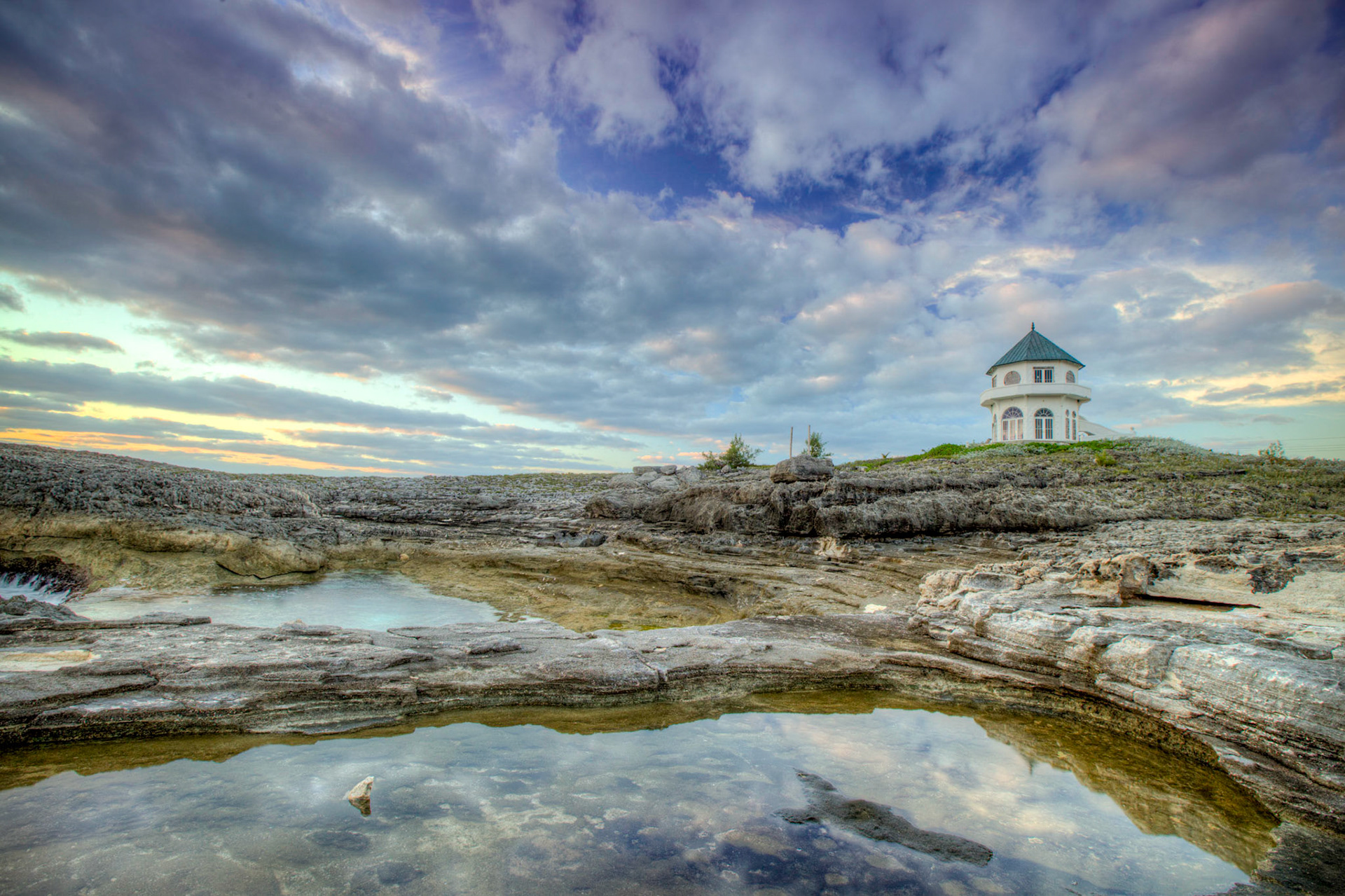 OT203- Ocean Tally is North Eleuthera’s choicest boutique retreat, at the heart of all there is to experience on Eleuthera, but just remote enough to really get away from it all.