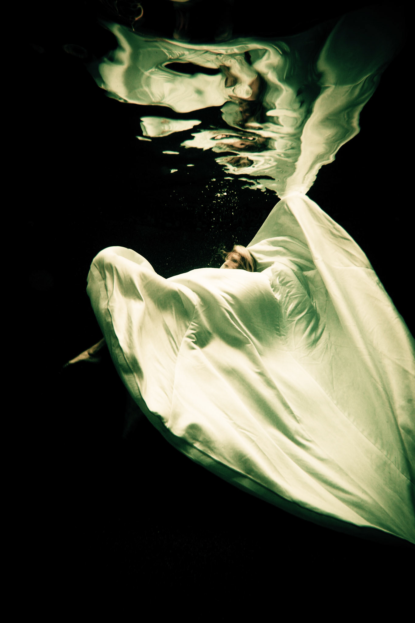 7914-Wedding Dress Underwater Photography