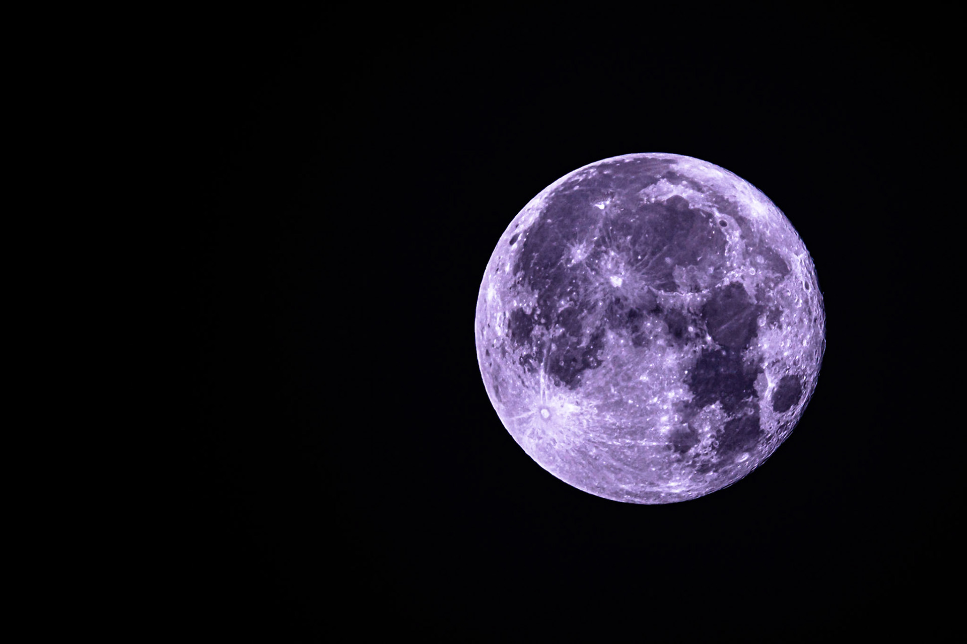 The New Moon (Massive Moon) photographed on the 04-12-2017.