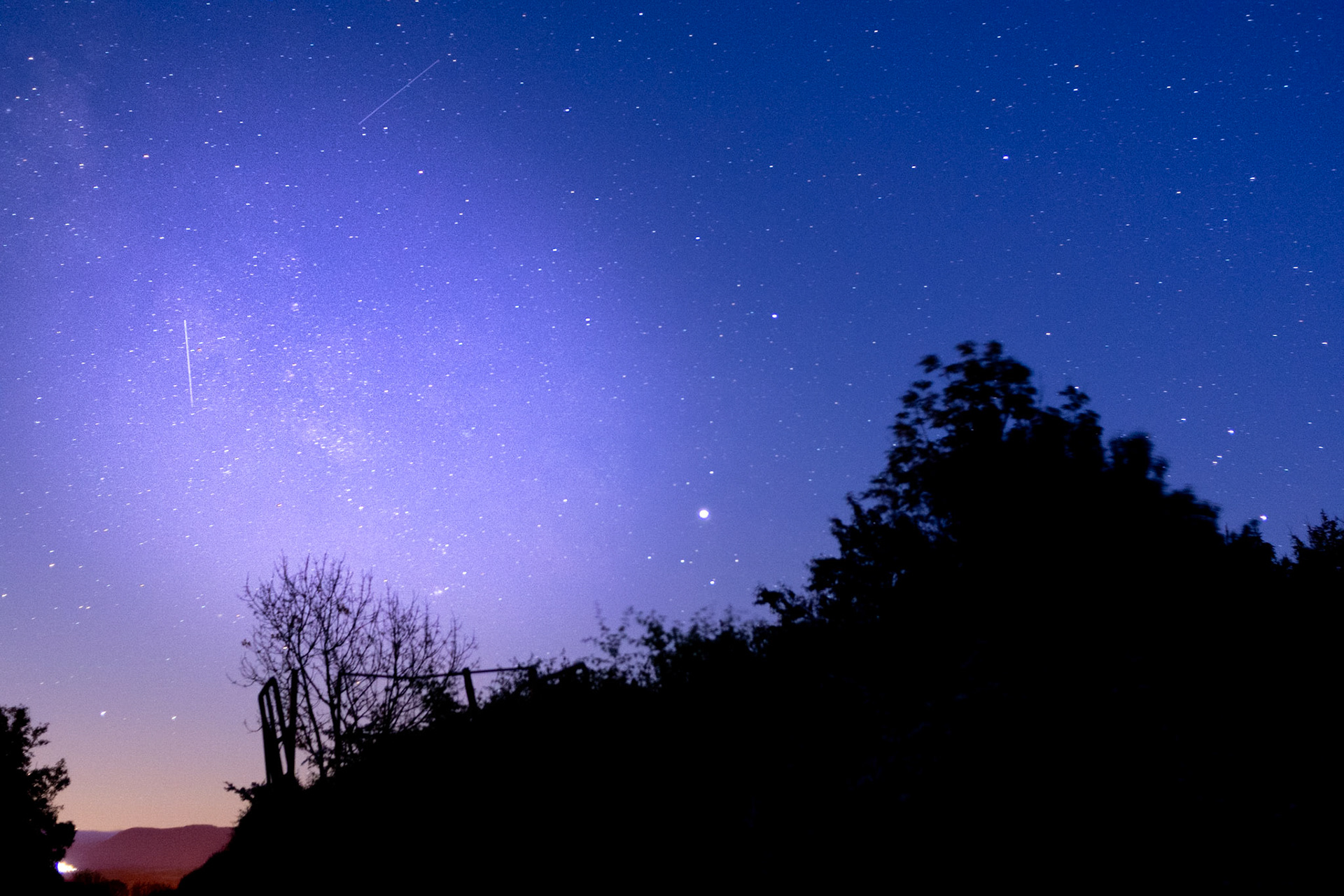 Jupiter at its closest point to earth in May 2019. Nikon D7200, 20s, f/2.8, ISO 1600 @ 28mm The moon was just begining to rise 02.11am on 24 May 2019 when i captured this shot.