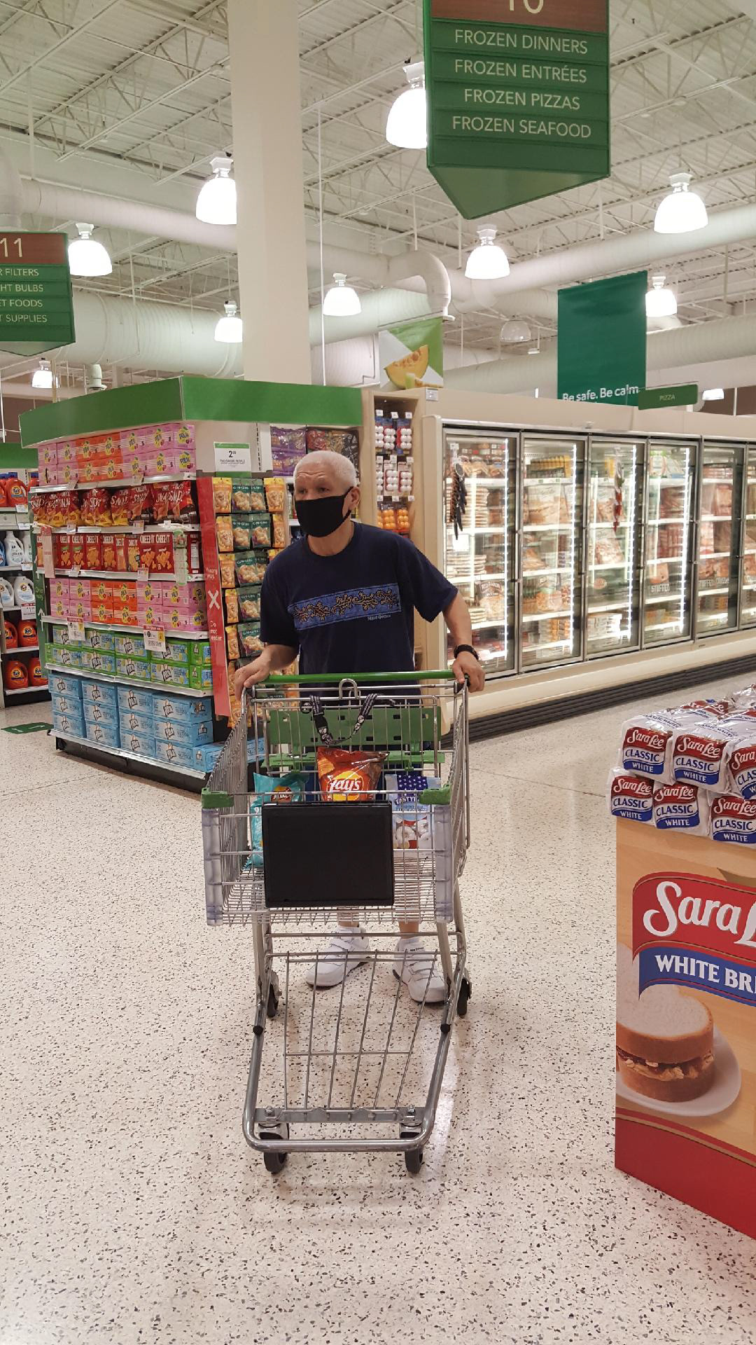 Hiep shopping with a mask