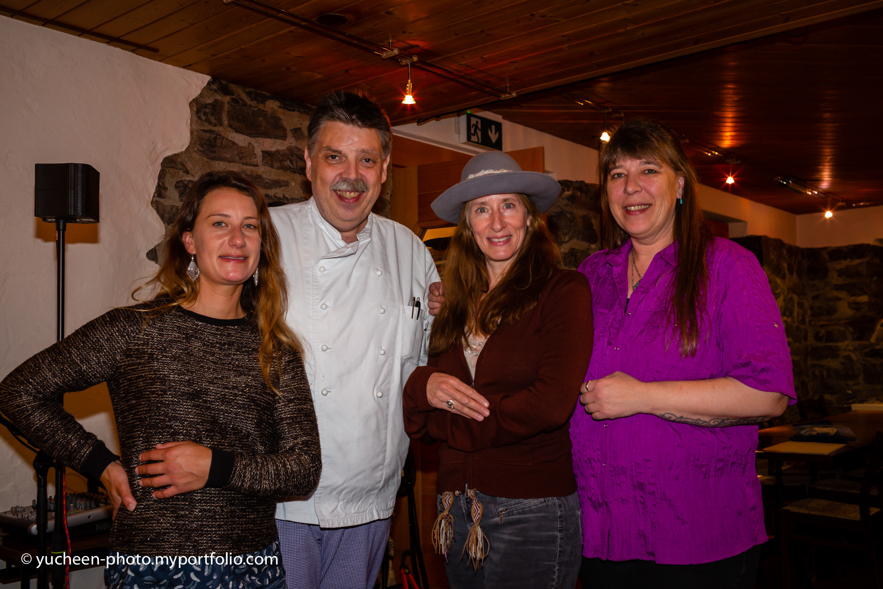 Die Wirte-Geschwister Sue & Thomas Schmid mit Suzie & Beth..