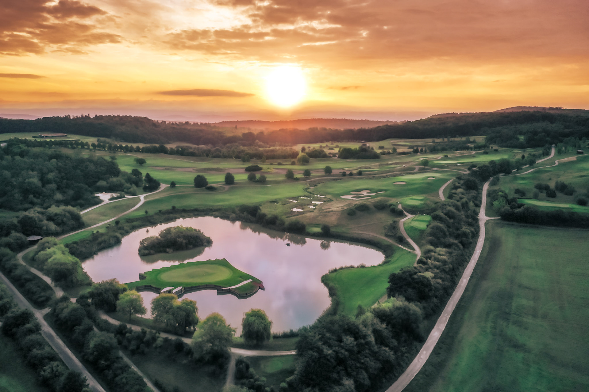 GC Hardenberg. Niedersachsen Kurs. Bahn 11. Keilerkopf. Sonnenaufgang. Drohne. Golfplatz-Fotografie