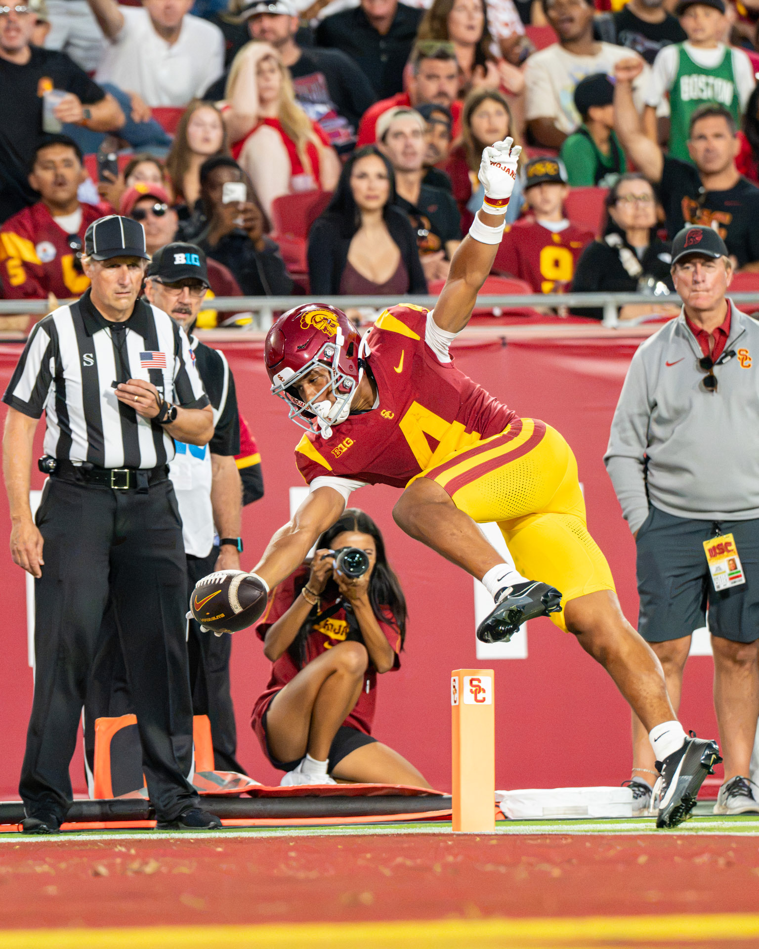 USC's Trent Mosley (#4/WR) dives in for a touchdown on September 4th 2026.  