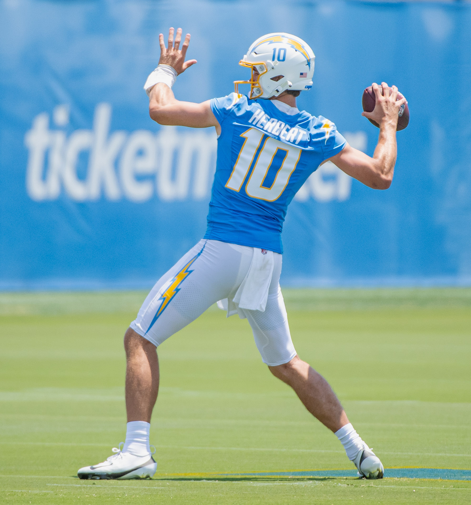 LA Chargers Justin Herbert (#10/QB) looks to throwing during 2025 summer training camp at the Bolt.