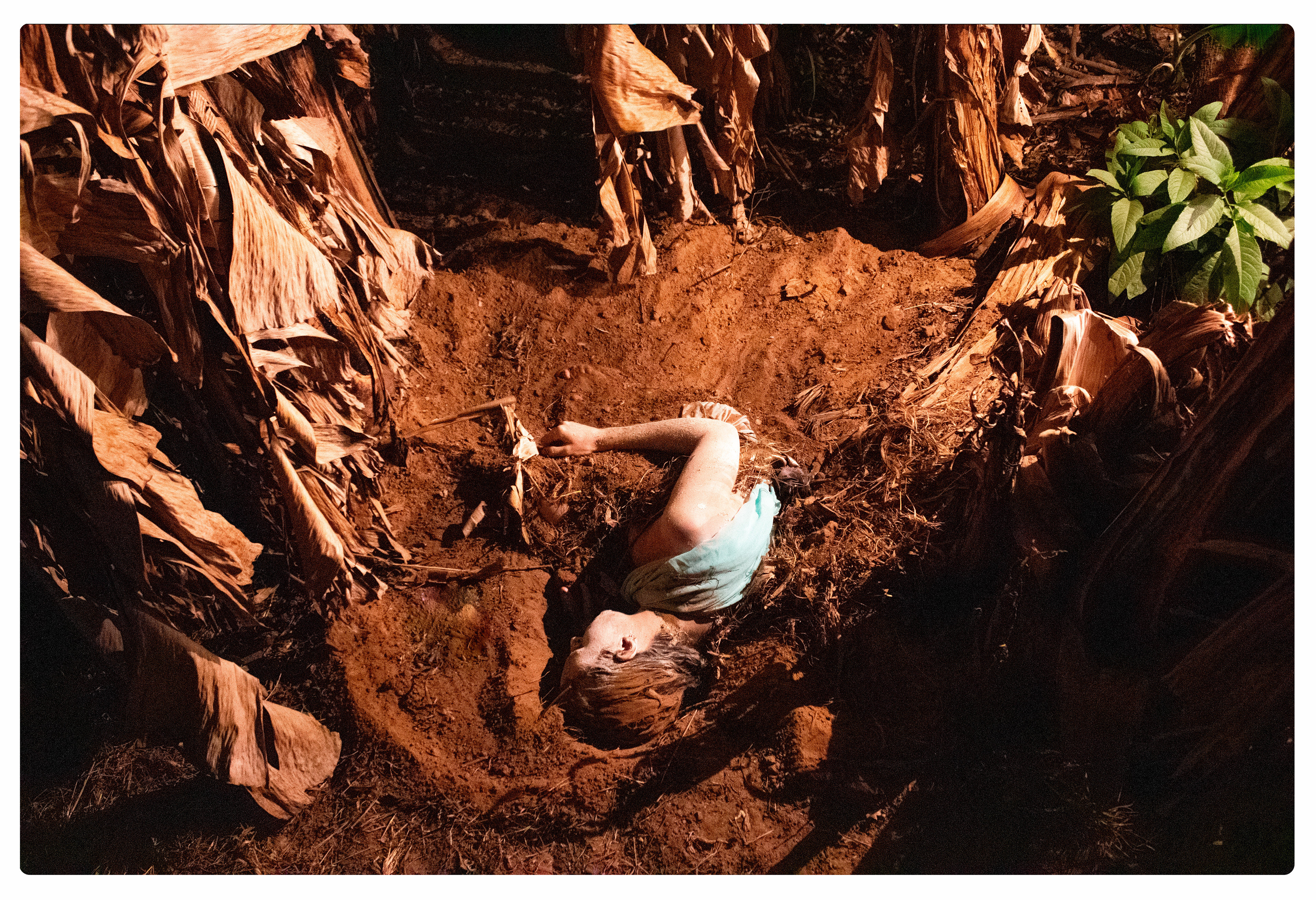 Do som das águas pulsando nas veias abertas, só me lembro do conforto. Só me lembro do calor no corpo do mundo: o macio no interno da terra. Honro as raízes que econtro. Terra solta, terra fofa. E as entranhas quentes.