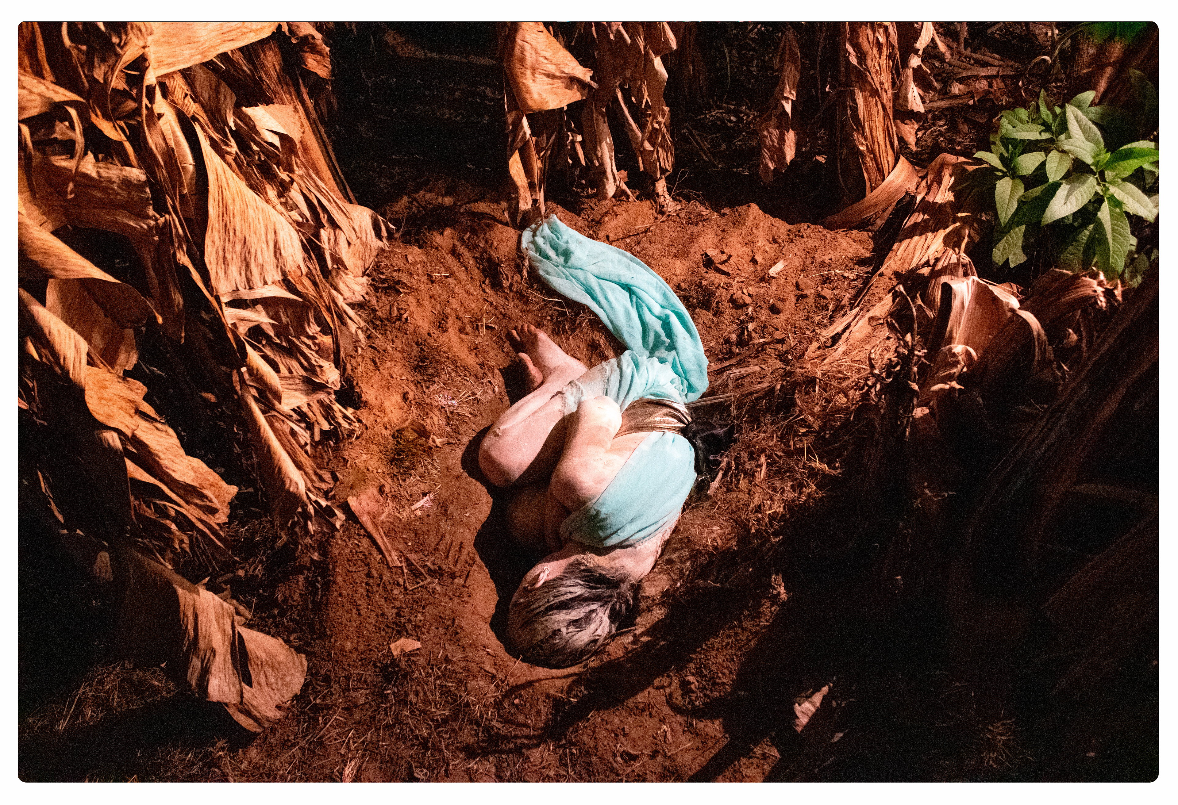 O útero, a terra, portadores de tempos. Alcançam as dobras dos entremundos e transpõem os espaços-tempos. É inevitável. Chegar ali é acolhimento. Em histórias, em sabores, dissabores, em memórias nuas e cruas, doloridas ou amorosas. E. Ou. São fios entrelaçados, são saberes. Nós. A alma no oco do útero, no oco da terra, no oco do mundo.