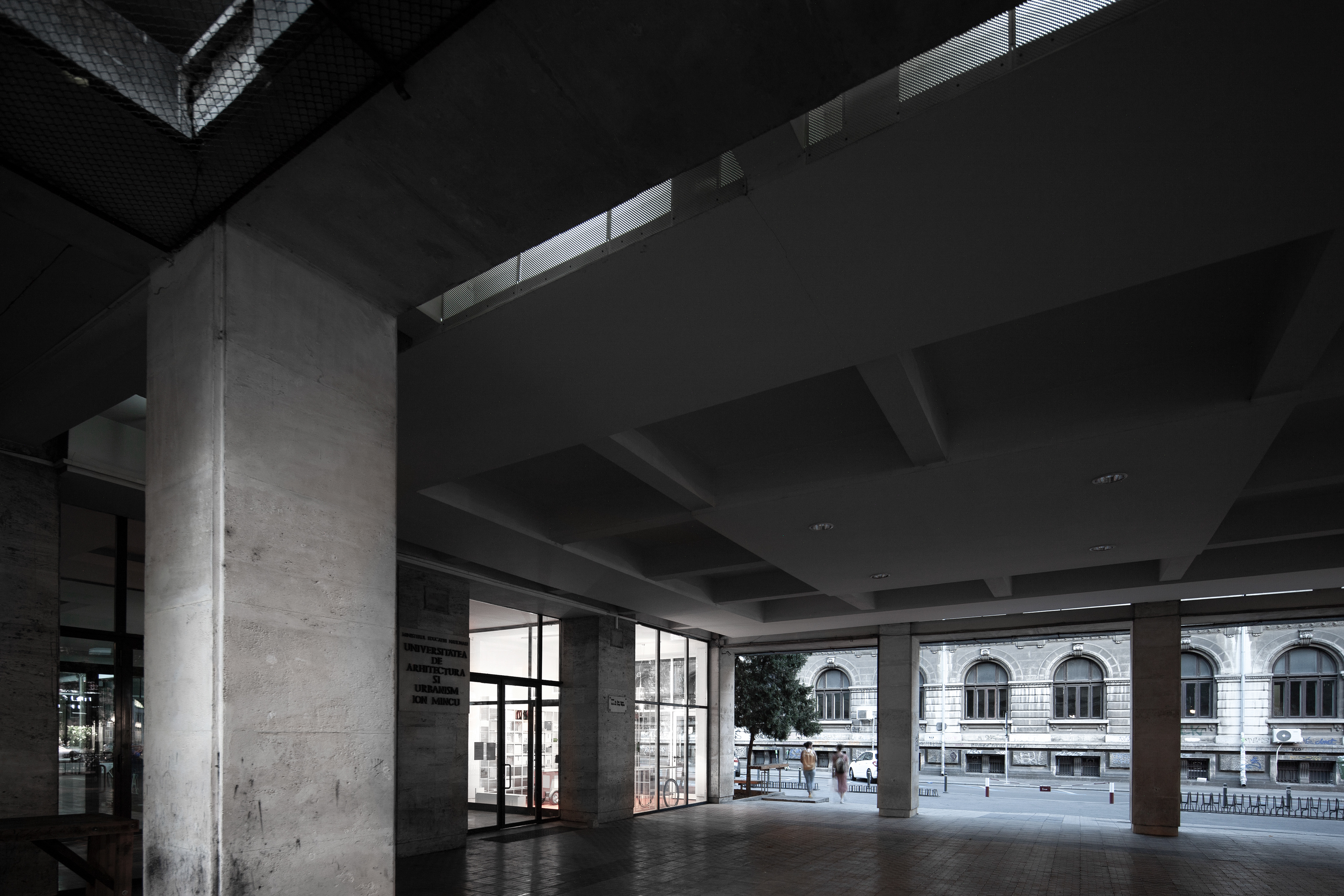 - under the portico of the university // photo: Andrei Margulescu, teacher at UAUIM -