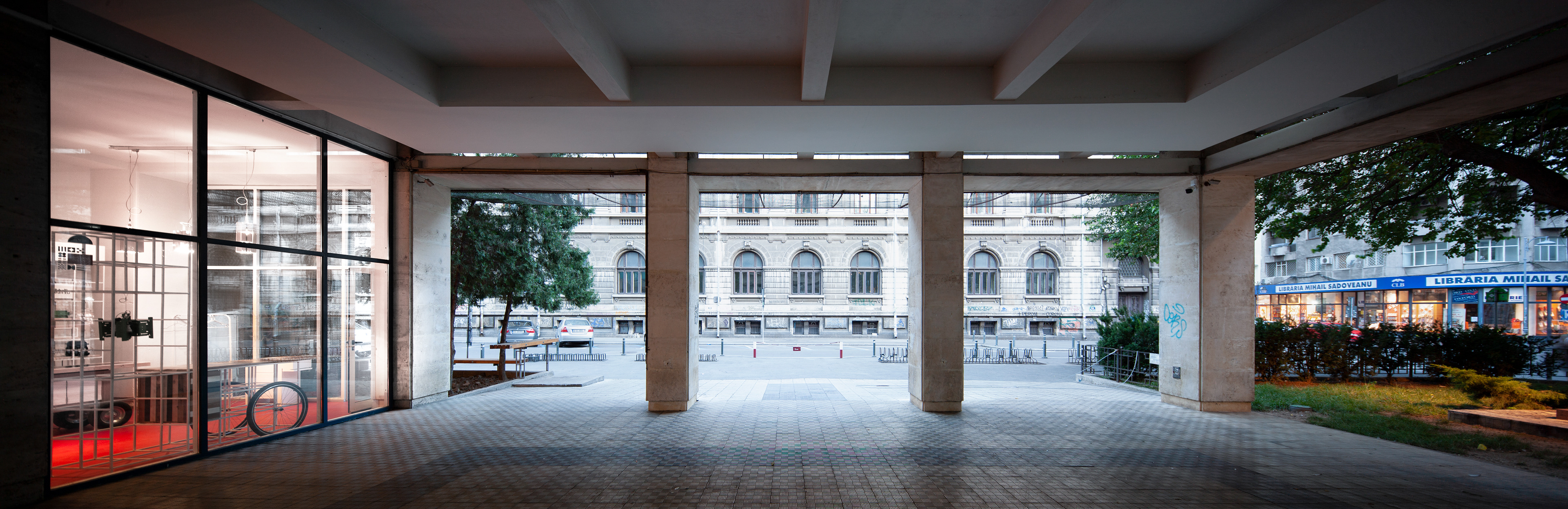 - under the portico of the university // photo: Andrei Margulescu, teacher at UAUIM -