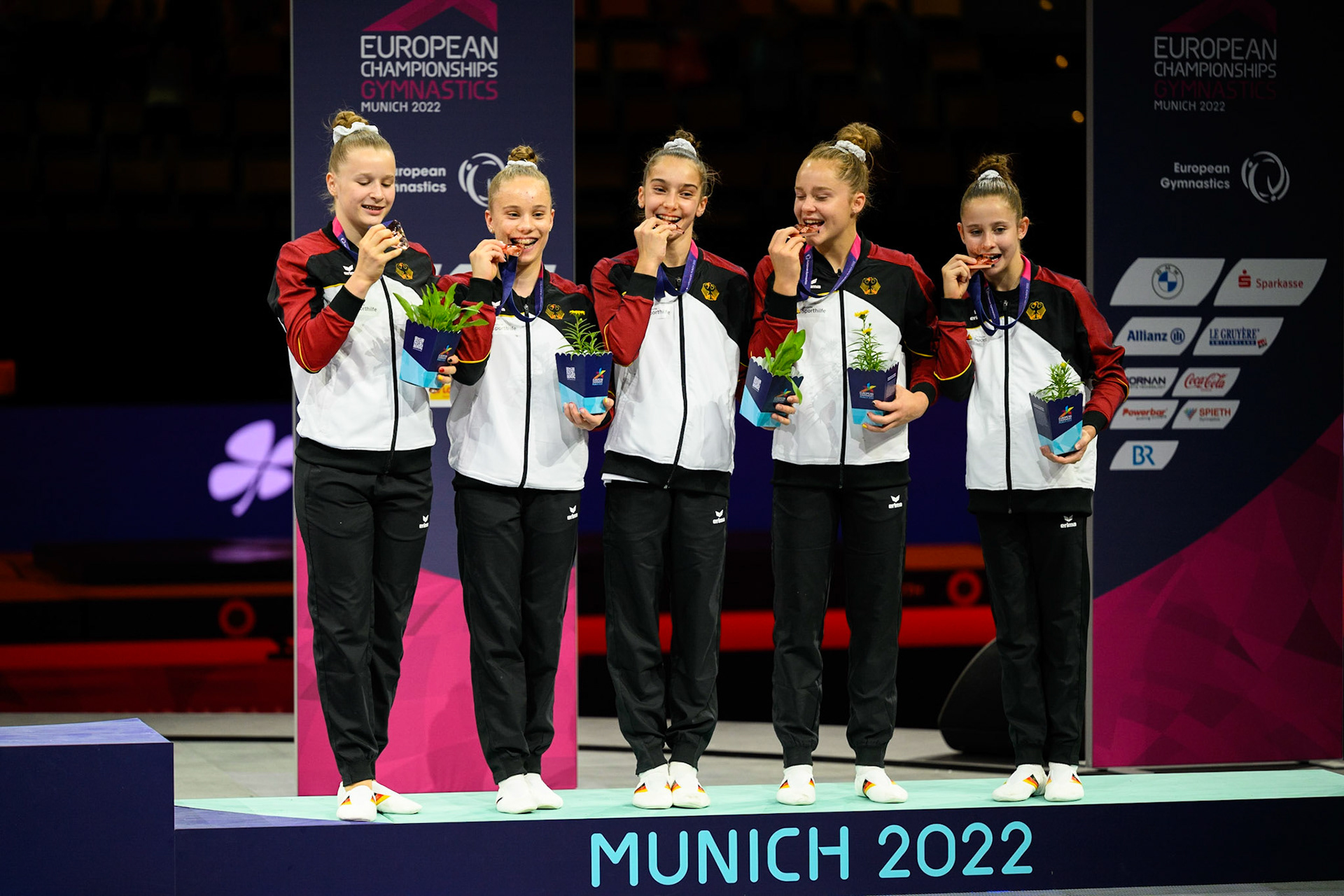 European Championships 2022, Teams Competition, Victory CeremonyDepicted: Chiara Summer Moiszi, Helen Kevric, Meolie Jauch, Silja Stöhr, Marlene GotthardtPhoto taken in Munich, DEU on 2022-08-12Photo credits should read: Norman Seibert, CC BY-SA 4.0NIKON Z 9, NIKKOR Z 70-200mm f/2.8 VR S¹⁄₃₂₀ Sek. bei ƒ / 2,8File: DSC_9517.NEF
