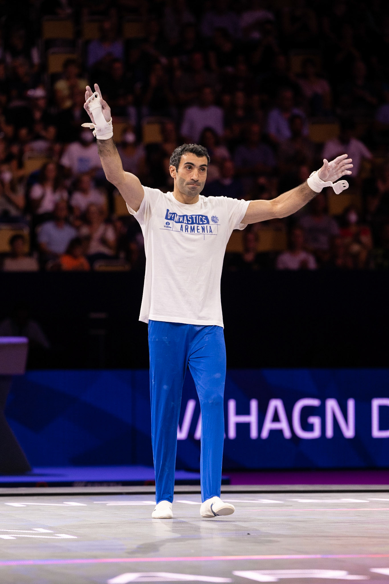 European Championships 2022, Apparatus Final, Presentation of AthletesDepicted: Vahagn DavtyanPhoto taken in Munich, DEU on 2022-08-21Photo credits should read: Norman Seibert, CC BY-SA 4.0NIKON Z 9, NIKKOR Z 70-200mm f/2.8 VR S¹⁄₈₀₀ Sek. bei ƒ / 4,0File: DSC_2008.NEF