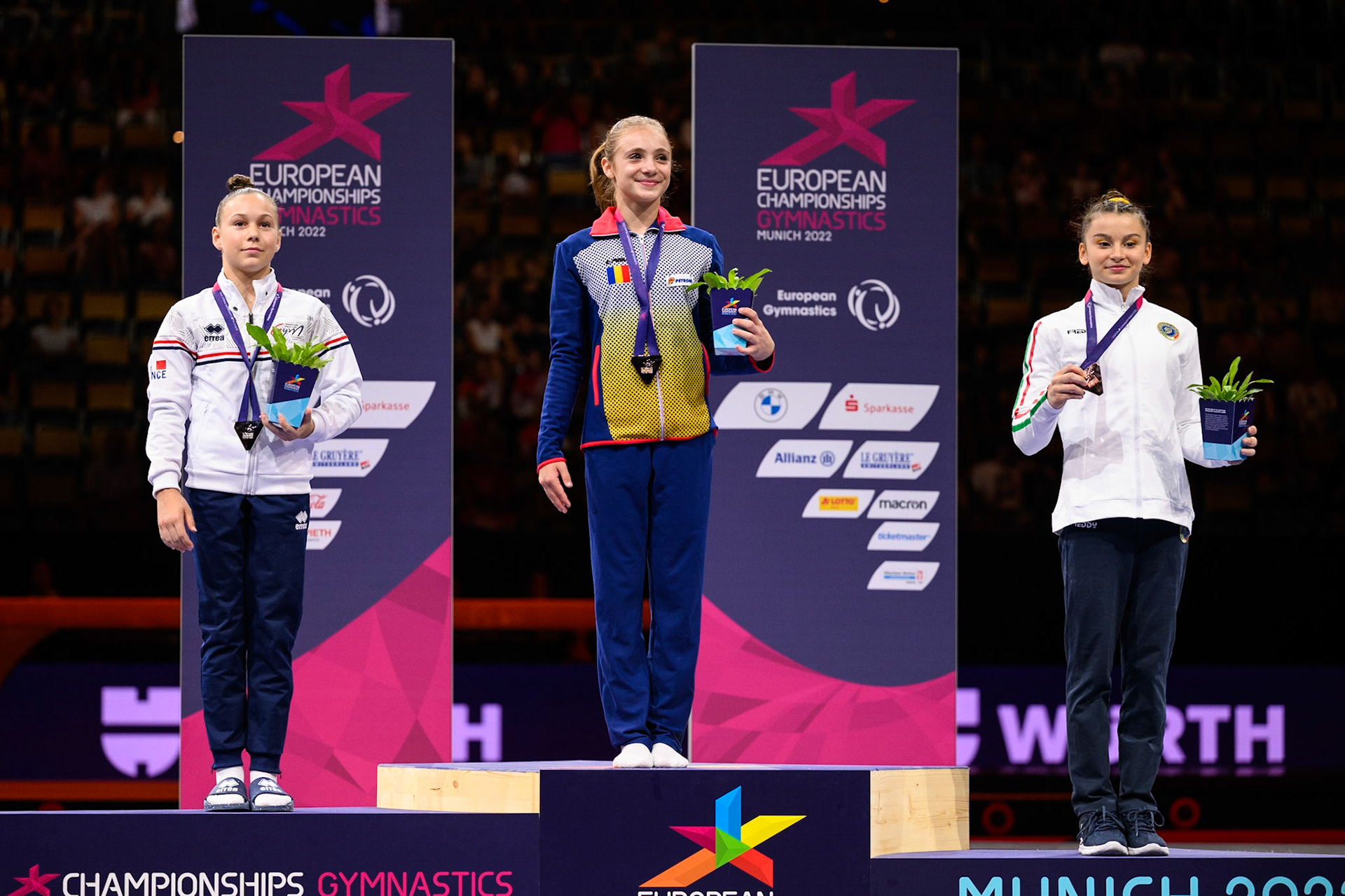 European Championships 2022, Apparatus Final, Victory CeremonyDepicted: July Marano, Ming van Eijken, Sabrina Maneca-VoineaPhoto taken in Munich, DEU on 2022-08-14Photo credits should read: Norman Seibert, CC BY-SA 4.0NIKON Z 9, NIKKOR Z 70-200mm f/2.8 VR S¹⁄₆₄₀ Sek. bei ƒ / 2,8File: DSC_0519.NEF