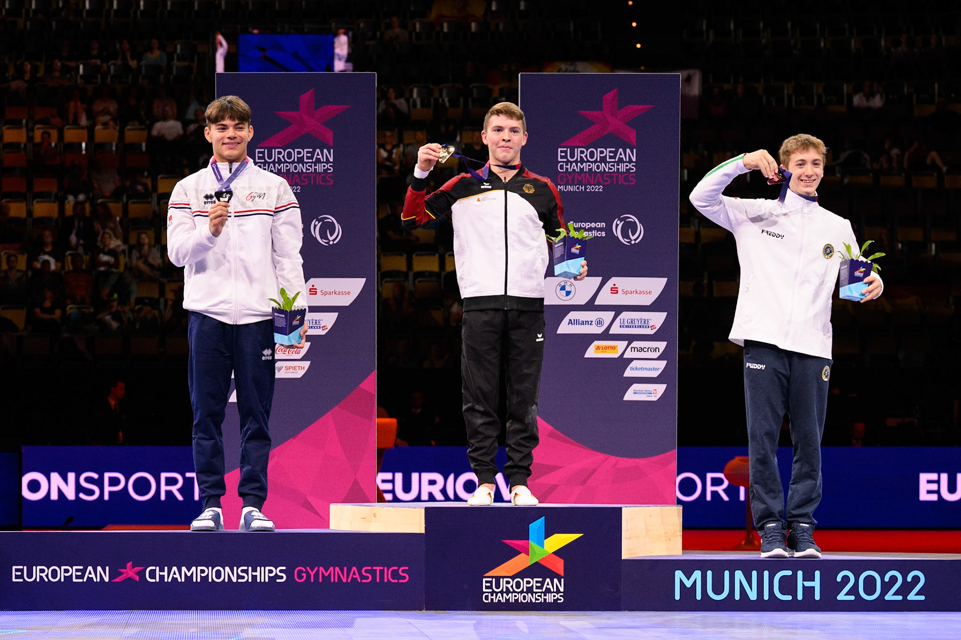 European Championships 2022, Apparatus Final, Victory CeremonyDepicted: Daniel Mousichidis, Tommaso Brugnami, Anthony MansardPhoto taken in Munich, DEU on 2022-08-21Photo credits should read: Norman Seibert, CC BY-SA 4.0NIKON Z 9, NIKKOR Z 70-200mm f/2.8 VR S¹⁄₈₀₀ Sek. bei ƒ / 4,0File: DSC_1122.NEF
