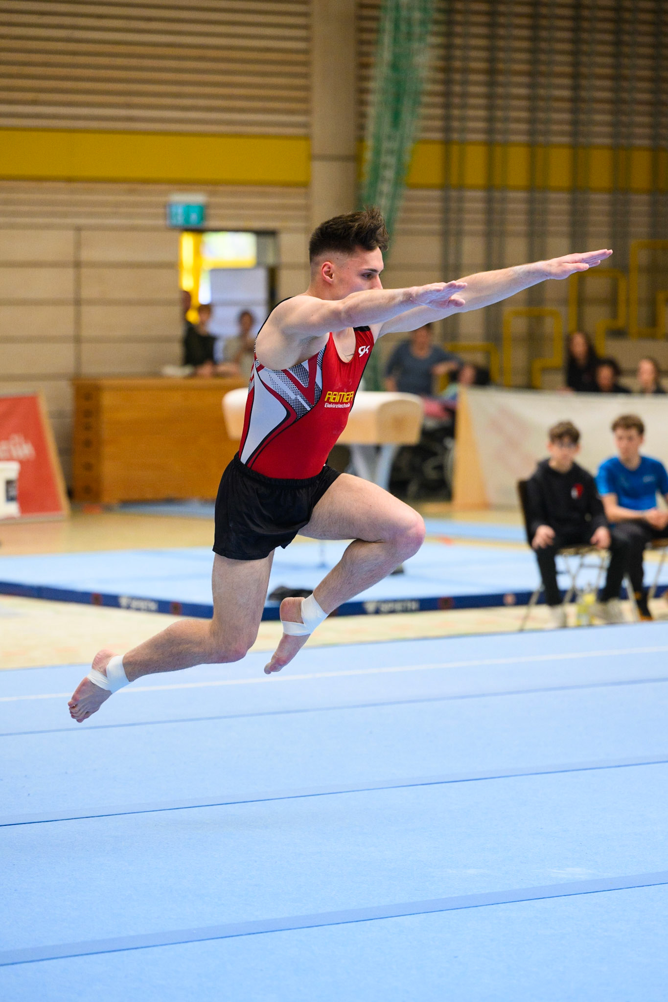 Bundesliga Kunstturnen: TSV Pfuhl vs. Eintracht Frankfurt, Competition, Floor ExerciseDepicted: Florian ReindlPhoto taken in Pfuhl, DEU on 2023-04-23Photo credits should read: Norman SeibertNIKON Z 9, NIKKOR Z 70-200mm f/2.8 VR S¹⁄₁₂₅₀ Sek. bei ƒ / 2,8File: DSC_0733.NEF