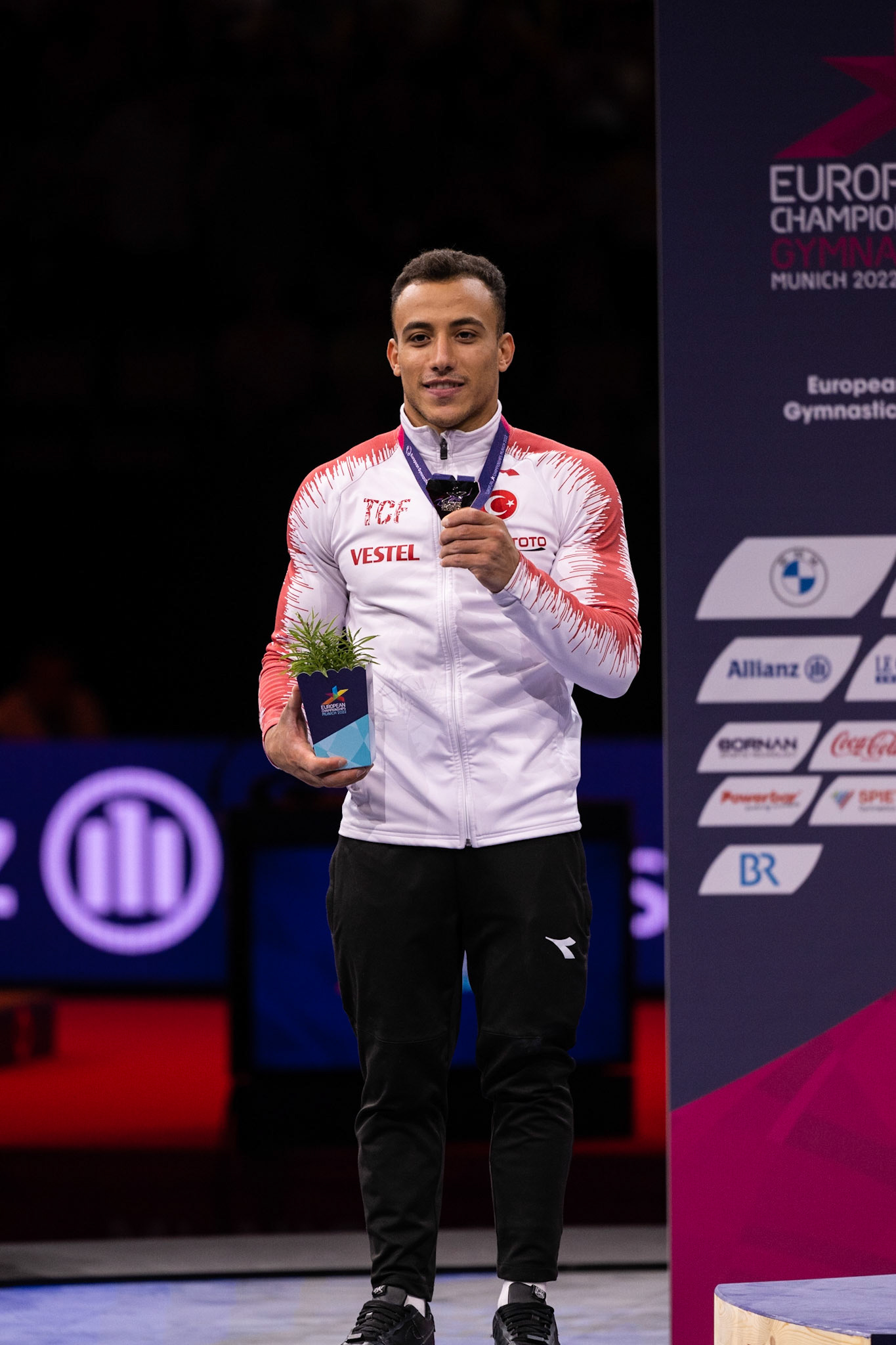 European Championships 2022, Apparatus Final, Victory CeremonyDepicted: Adem AsilPhoto taken in Munich, DEU on 2022-08-21Photo credits should read: Norman Seibert, CC BY-SA 4.0NIKON Z 9, NIKKOR Z 70-200mm f/2.8 VR S¹⁄₈₀₀ Sek. bei ƒ / 4,0File: DSC_3678.NEF