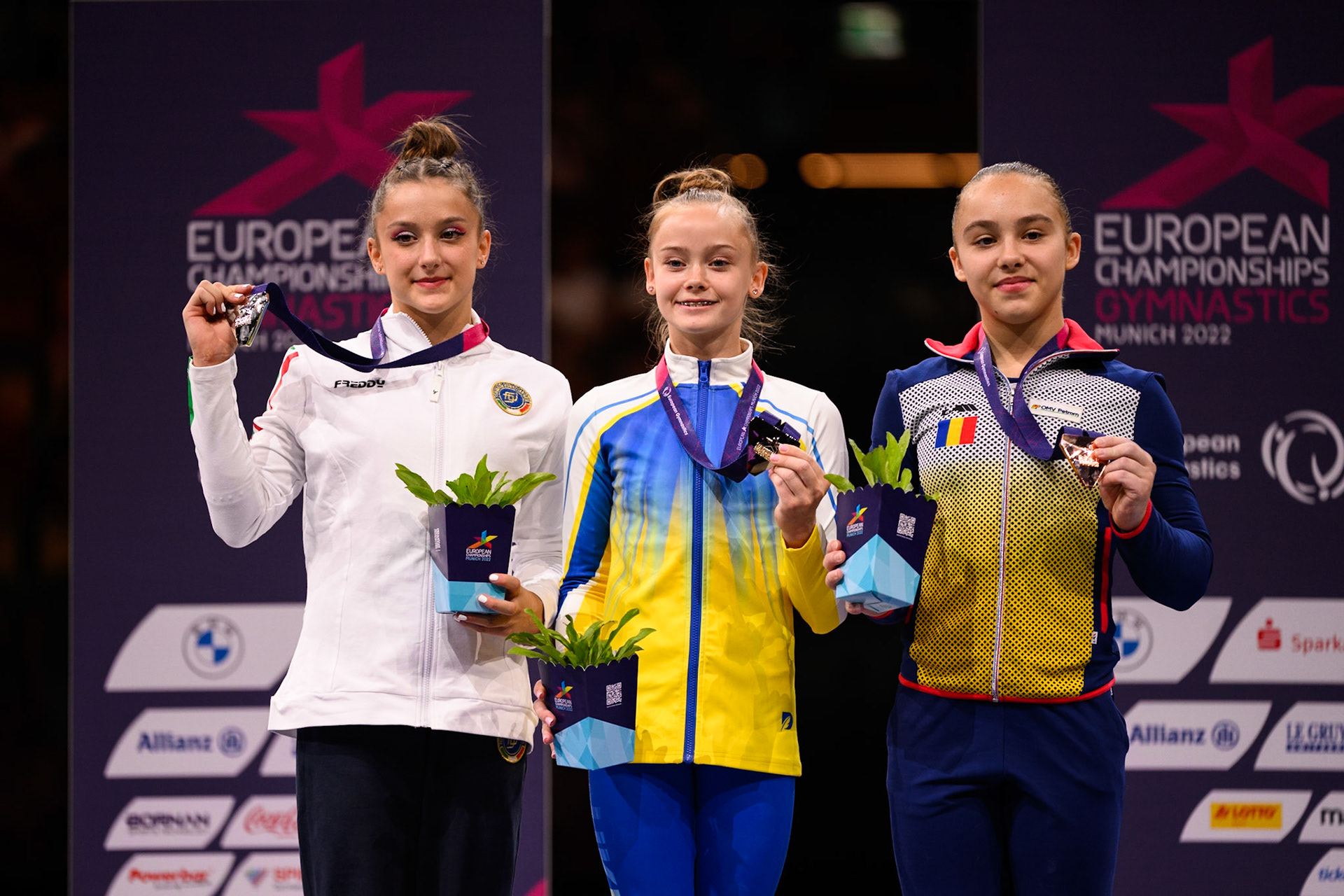 European Championships 2022, Apparatus Final, Victory CeremonyDepicted: Anna Lashchevska, Arianna Grillo, Amalia PufleaPhoto taken in Munich, DEU on 2022-08-14Photo credits should read: Norman Seibert, CC BY-SA 4.0NIKON Z 9, NIKKOR Z 70-200mm f/2.8 VR S¹⁄₆₄₀ Sek. bei ƒ / 2,8File: DSC_4838.NEF
