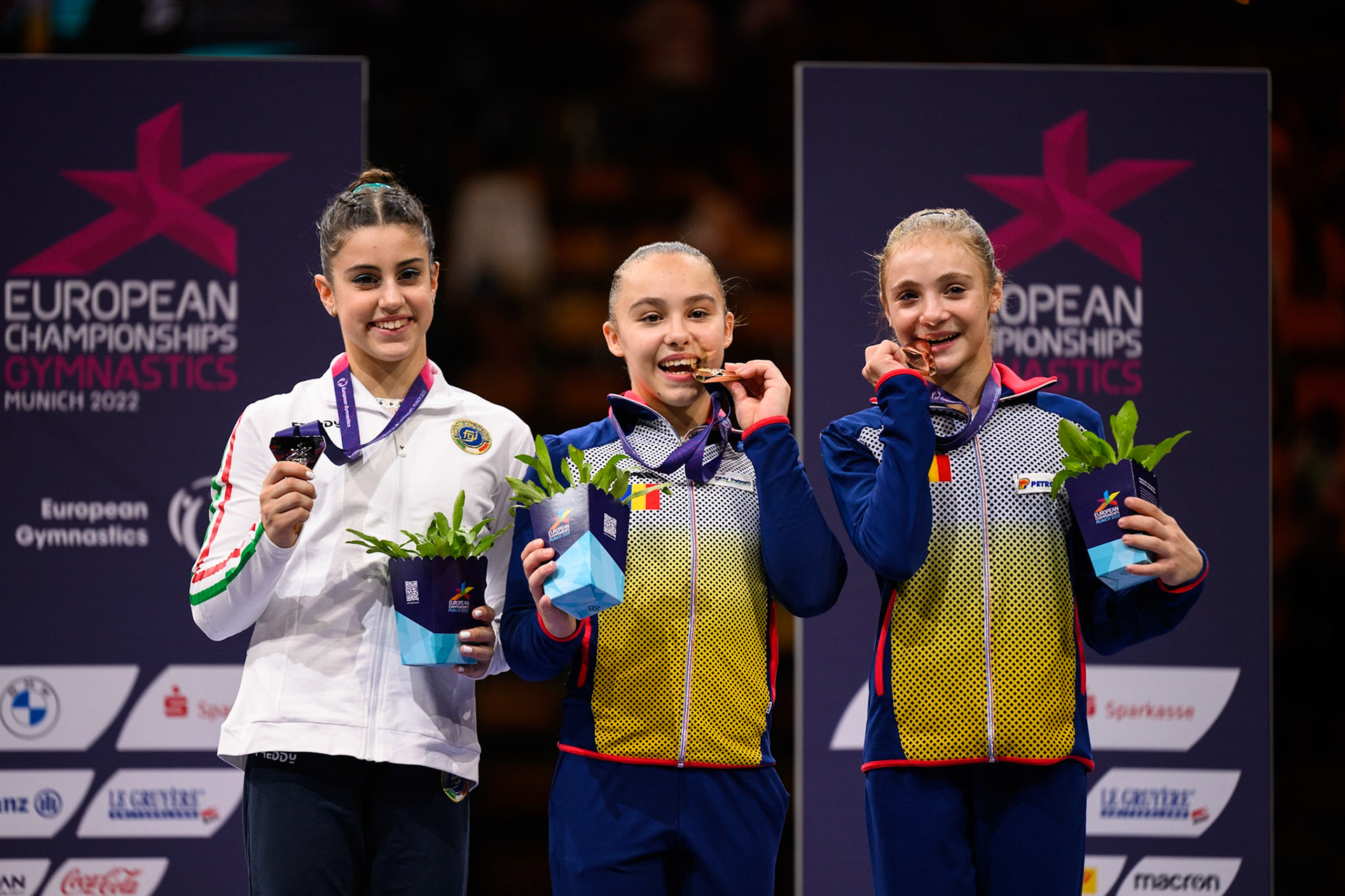 European Championships 2022, Apparatus Final, Victory CeremonyDepicted: Viola Pierazzini, Amalia Puflea, Sabrina Maneca-VoineaPhoto taken in Munich, DEU on 2022-08-14Photo credits should read: Norman Seibert, CC BY-SA 4.0NIKON Z 9, NIKKOR Z 70-200mm f/2.8 VR S¹⁄₆₄₀ Sek. bei ƒ / 2,8File: DSC_7733.NEF
