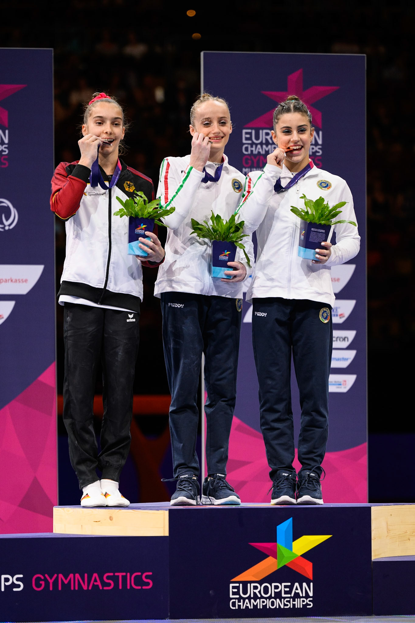 European Championships 2022, Apparatus Final, Victory CeremonyDepicted: Viola Pierazzini, Martina PierattiPhoto taken in Munich, DEU on 2022-08-14Photo credits should read: Norman Seibert, CC BY-SA 4.0NIKON Z 9, NIKKOR Z 70-200mm f/2.8 VR S¹⁄₆₄₀ Sek. bei ƒ / 2,8File: DSC_2413.NEF