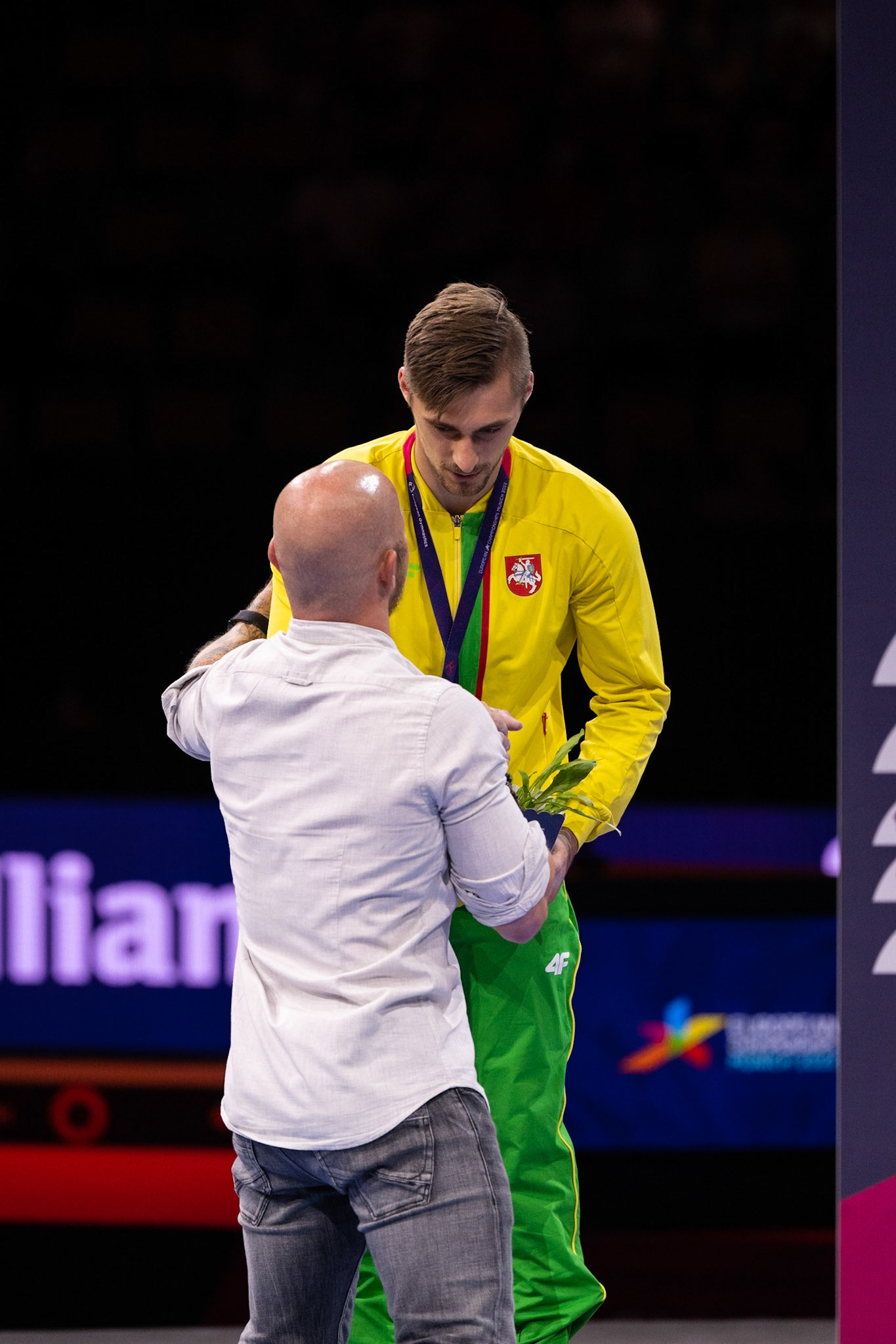 European Championships 2022, Apparatus Final, Horizontal BarDepicted: Robert Tvorogal, Fabian HambüchenPhoto taken in Munich, DEU on 2022-08-21Photo credits should read: Norman Seibert, CC BY-SA 4.0NIKON Z 9, NIKKOR Z 70-200mm f/2.8 VR S¹⁄₈₀₀ Sek. bei ƒ / 4,0File: DSC_9492 2.NEF