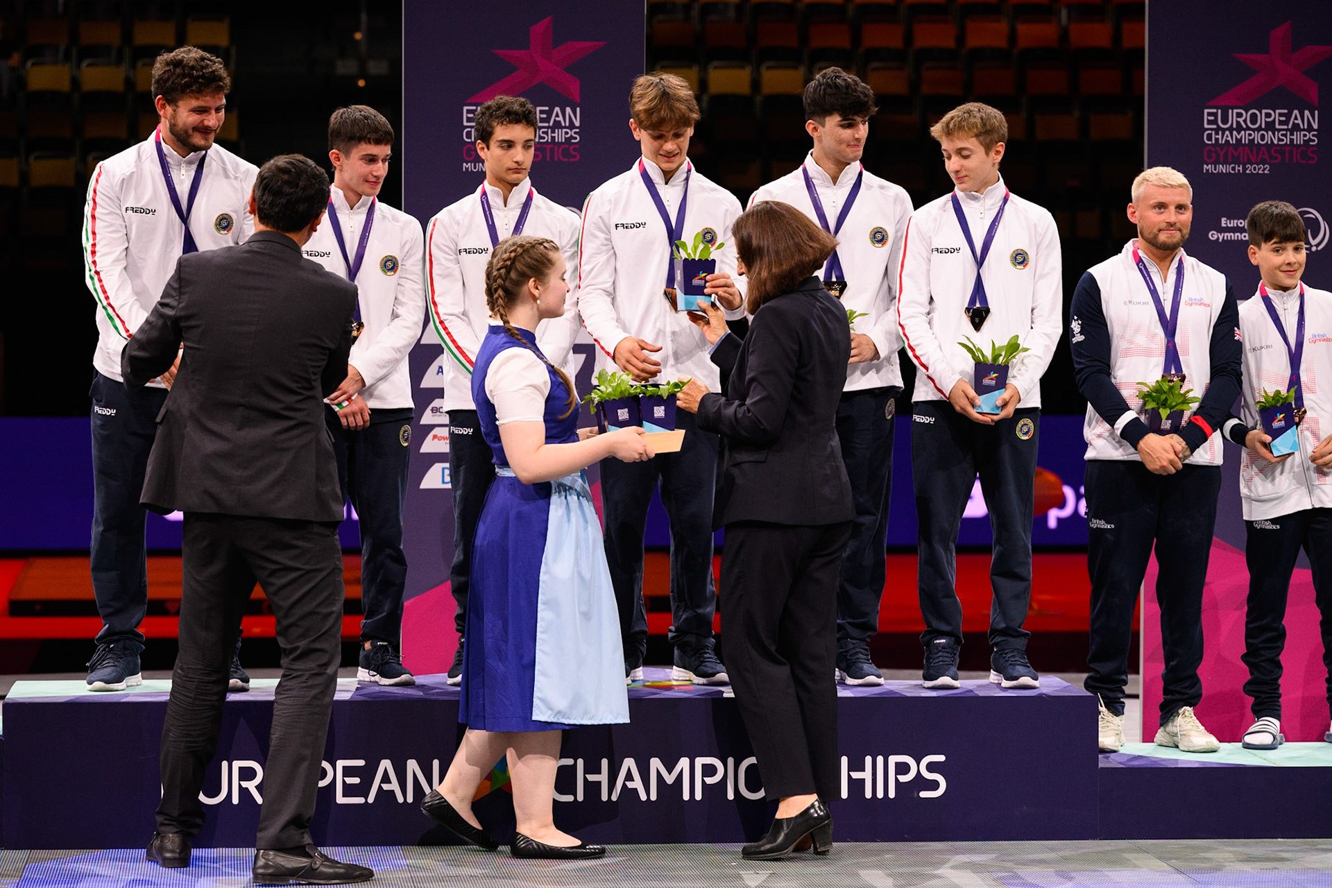 European Championships 2022, Teams Competition, Victory CeremonyDepicted: Davide Oppizzio, Jacopo Zuliani, Diego Vazzola, Riccardo Villa, Tommaso BrugnamiPhoto taken in Munich, DEU on 2022-08-19Photo credits should read: Norman Seibert, CC BY-SA 4.0NIKON Z 9, NIKKOR Z 70-200mm f/2.8 VR S¹⁄₆₄₀ Sek. bei ƒ / 4,0File: DSC_6578-2.NEF