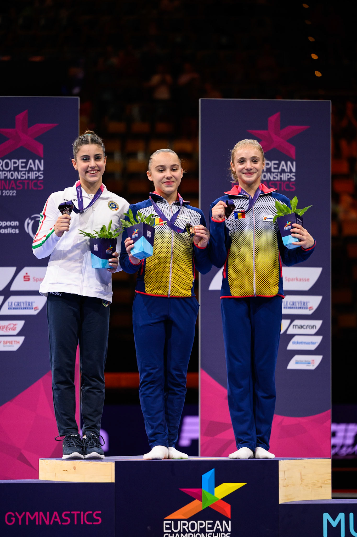 European Championships 2022, Apparatus Final, Victory CeremonyDepicted: Viola Pierazzini, Amalia Puflea, Sabrina Maneca-VoineaPhoto taken in Munich, DEU on 2022-08-14Photo credits should read: Norman Seibert, CC BY-SA 4.0NIKON Z 9, NIKKOR Z 70-200mm f/2.8 VR S¹⁄₆₄₀ Sek. bei ƒ / 2,8File: DSC_7725.NEF