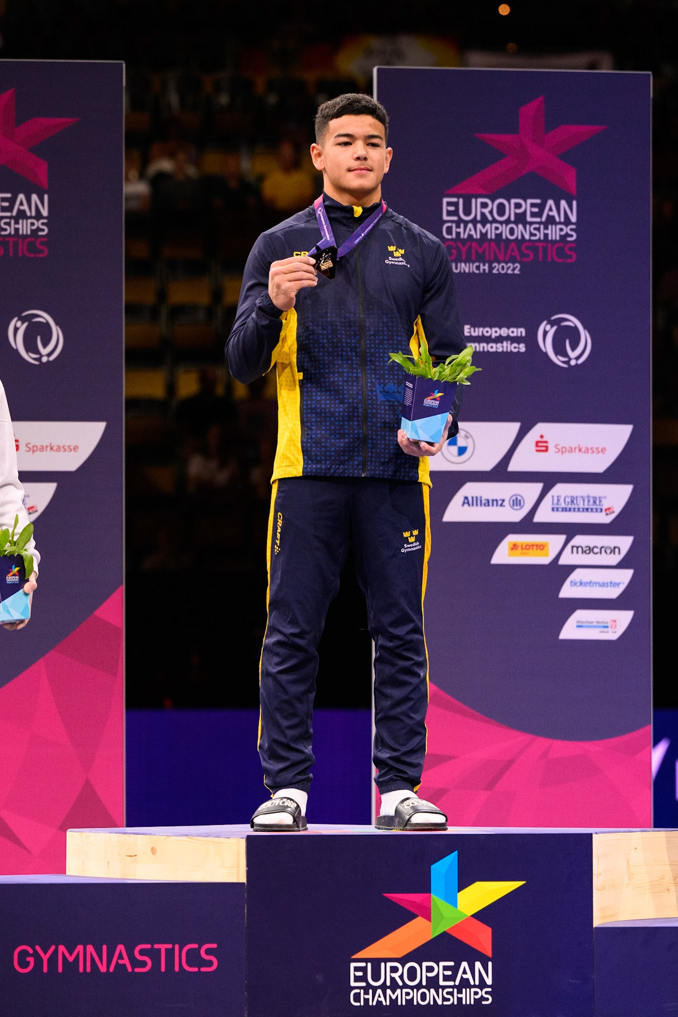 European Championships 2022, Apparatus Final, Victory CeremonyDepicted: Luis Il-Sung MelanderPhoto taken in Munich, DEU on 2022-08-21Photo credits should read: Norman Seibert, CC BY-SA 4.0NIKON Z 9, NIKKOR Z 70-200mm f/2.8 VR S¹⁄₈₀₀ Sek. bei ƒ / 4,0File: DSC_3664.NEF