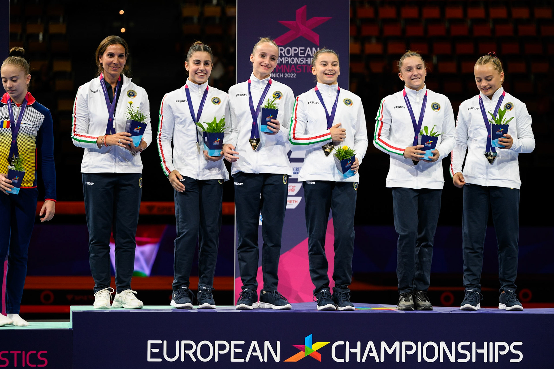 European Championships 2022, Teams Competition, Victory CeremonyDepicted: Arianna Grillo, Chiara Barzasi, July Marano, Martina Pieratti, Viola PierazziniPhoto taken in Munich, DEU on 2022-08-12Photo credits should read: Norman Seibert, CC BY-SA 4.0NIKON Z 9, NIKKOR Z 70-200mm f/2.8 VR S¹⁄₃₂₀ Sek. bei ƒ / 2,8File: DSC_9466.NEF