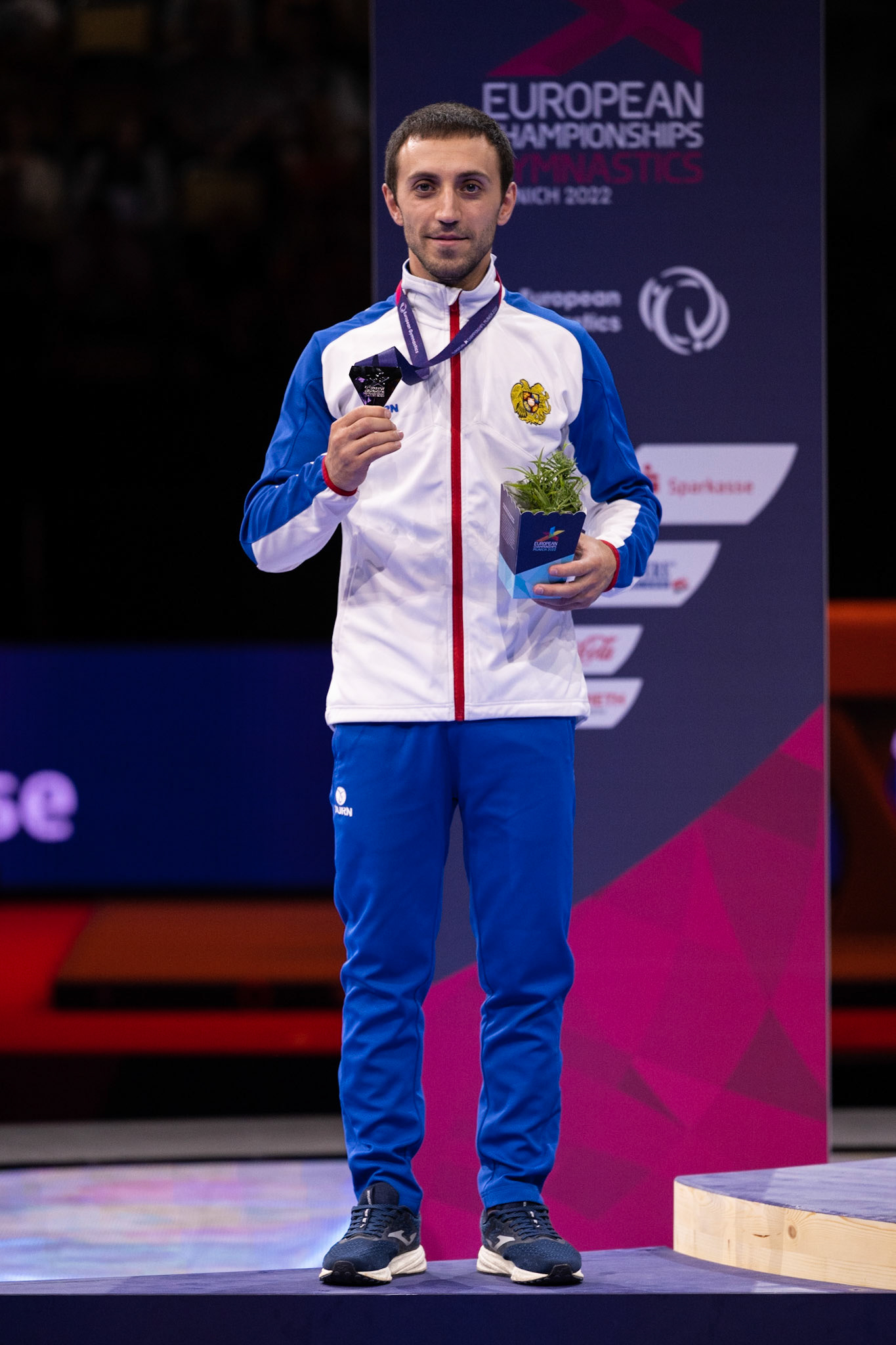 European Championships 2022, Apparatus Final, Victory CeremonyDepicted: Artur DavtyanPhoto taken in Munich, DEU on 2022-08-21Photo credits should read: Norman Seibert, CC BY-SA 4.0NIKON Z 9, NIKKOR Z 70-200mm f/2.8 VR S¹⁄₈₀₀ Sek. bei ƒ / 4,0File: DSC_4878.NEF