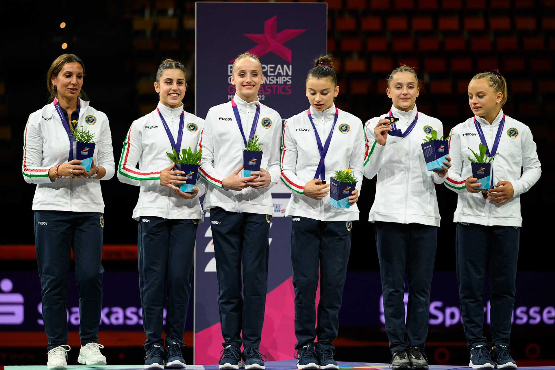 European Championships 2022, Teams Competition, Victory CeremonyDepicted: Arianna Grillo, Chiara Barzasi, July Marano, Martina Pieratti, Viola PierazziniPhoto taken in Munich, DEU on 2022-08-12Photo credits should read: Norman Seibert, CC BY-SA 4.0NIKON Z 9, NIKKOR Z 70-200mm f/2.8 VR S¹⁄₃₂₀ Sek. bei ƒ / 2,8File: DSC_9405.NEF