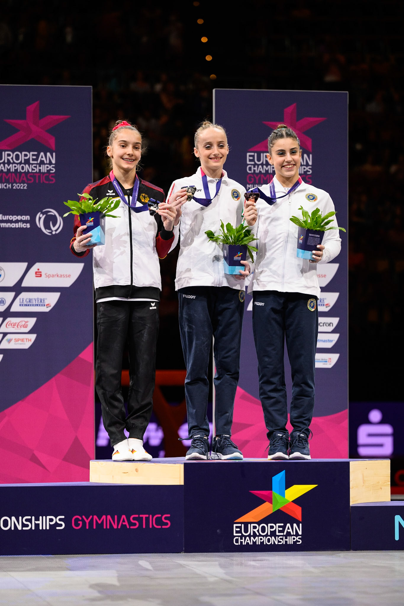 European Championships 2022, Apparatus Final, Victory CeremonyDepicted: Viola Pierazzini, Martina PierattiPhoto taken in Munich, DEU on 2022-08-14Photo credits should read: Norman Seibert, CC BY-SA 4.0NIKON Z 9, NIKKOR Z 70-200mm f/2.8 VR S¹⁄₆₄₀ Sek. bei ƒ / 2,8File: DSC_2377.NEF