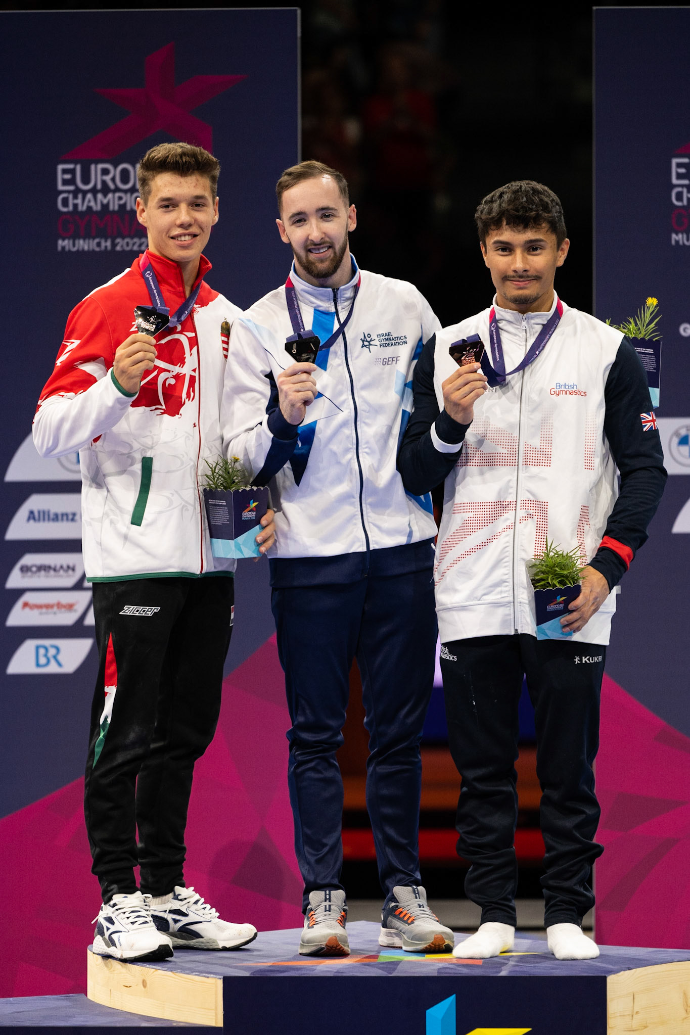 European Championships 2022, Apparatus Final, Victory CeremonyDepicted: Artem Dolgopyat, Krisztofer Mészáros, Jake JarmanPhoto taken in Munich, DEU on 2022-08-21Photo credits should read: Norman Seibert, CC BY-SA 4.0NIKON Z 9, NIKKOR Z 70-200mm f/2.8 VR S¹⁄₈₀₀ Sek. bei ƒ / 4,0File: DSC_9502.NEF