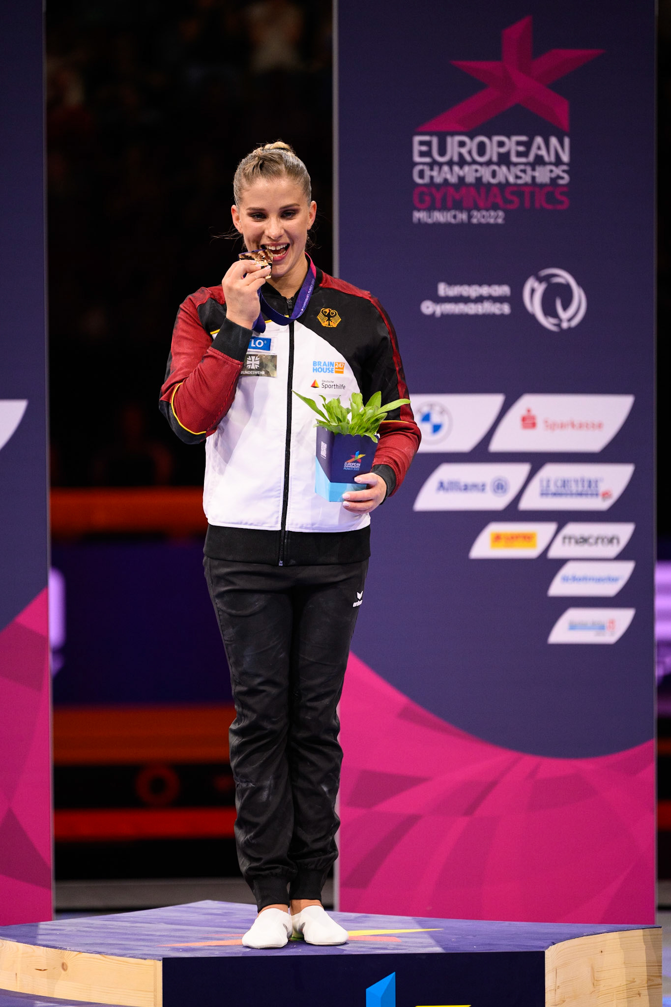 European Championships 2022, Apparatus Final, Victory CeremonyDepicted: Elisabeth SeitzPhoto taken in Munich, DEU on 2022-08-14Photo credits should read: Norman Seibert, CC BY-SA 4.0NIKON Z 9, NIKKOR Z 70-200mm f/2.8 VR S¹⁄₆₄₀ Sek. bei ƒ / 2,8File: DSC_0333.NEF