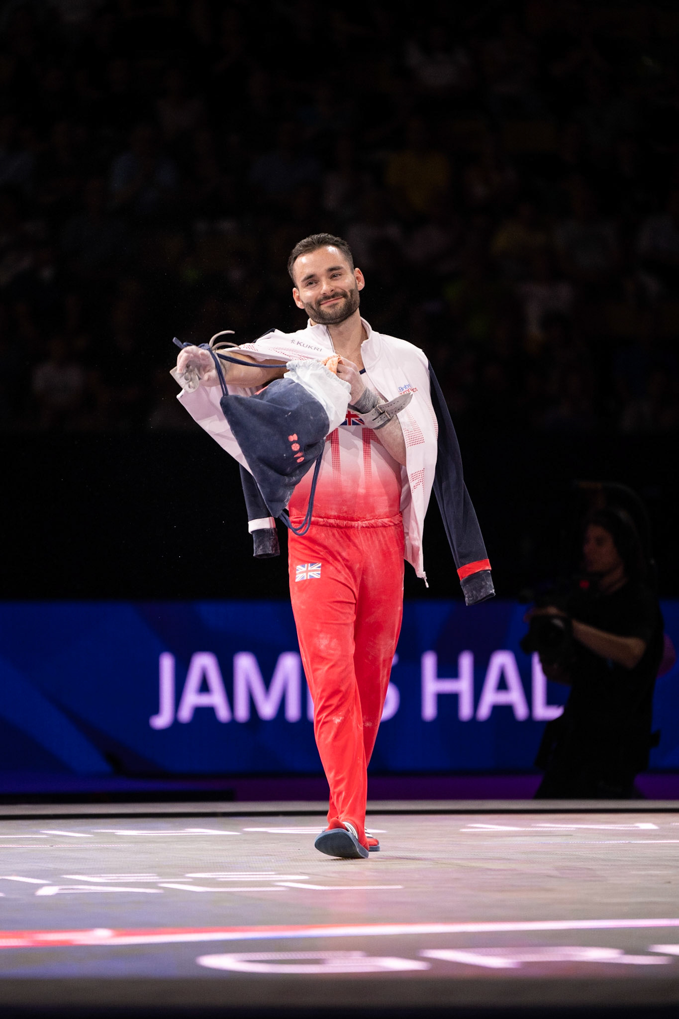 European Championships 2022, Apparatus Final, Presentation of AthletesDepicted: James HallPhoto taken in Munich, DEU on 2022-08-21Photo credits should read: Norman Seibert, CC BY-SA 4.0NIKON Z 9, NIKKOR Z 70-200mm f/2.8 VR S¹⁄₈₀₀ Sek. bei ƒ / 2,8File: DSC_7165.NEF