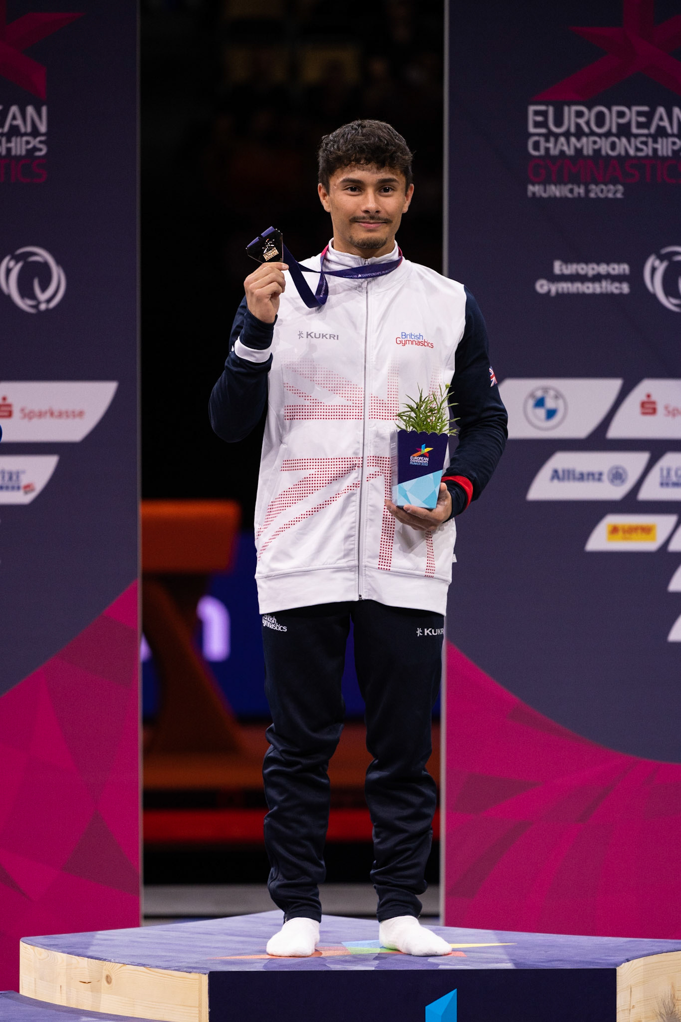 European Championships 2022, Apparatus Final, Victory CeremonyDepicted: Jake JarmanPhoto taken in Munich, DEU on 2022-08-21Photo credits should read: Norman Seibert, CC BY-SA 4.0NIKON Z 9, NIKKOR Z 70-200mm f/2.8 VR S¹⁄₈₀₀ Sek. bei ƒ / 4,0File: DSC_4888.NEF
