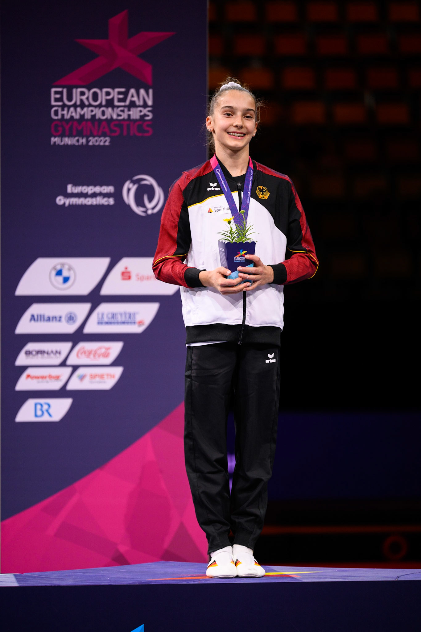 European Championships 2022, All-around Competition, Victory CeremonyDepicted: Helen KevricPhoto taken in Munich, DEU on 2022-08-12Photo credits should read: Norman Seibert, CC BY-SA 4.0NIKON Z 9, NIKKOR Z 70-200mm f/2.8 VR S¹⁄₃₂₀ Sek. bei ƒ / 2,8File: DSC_9181.NEF
